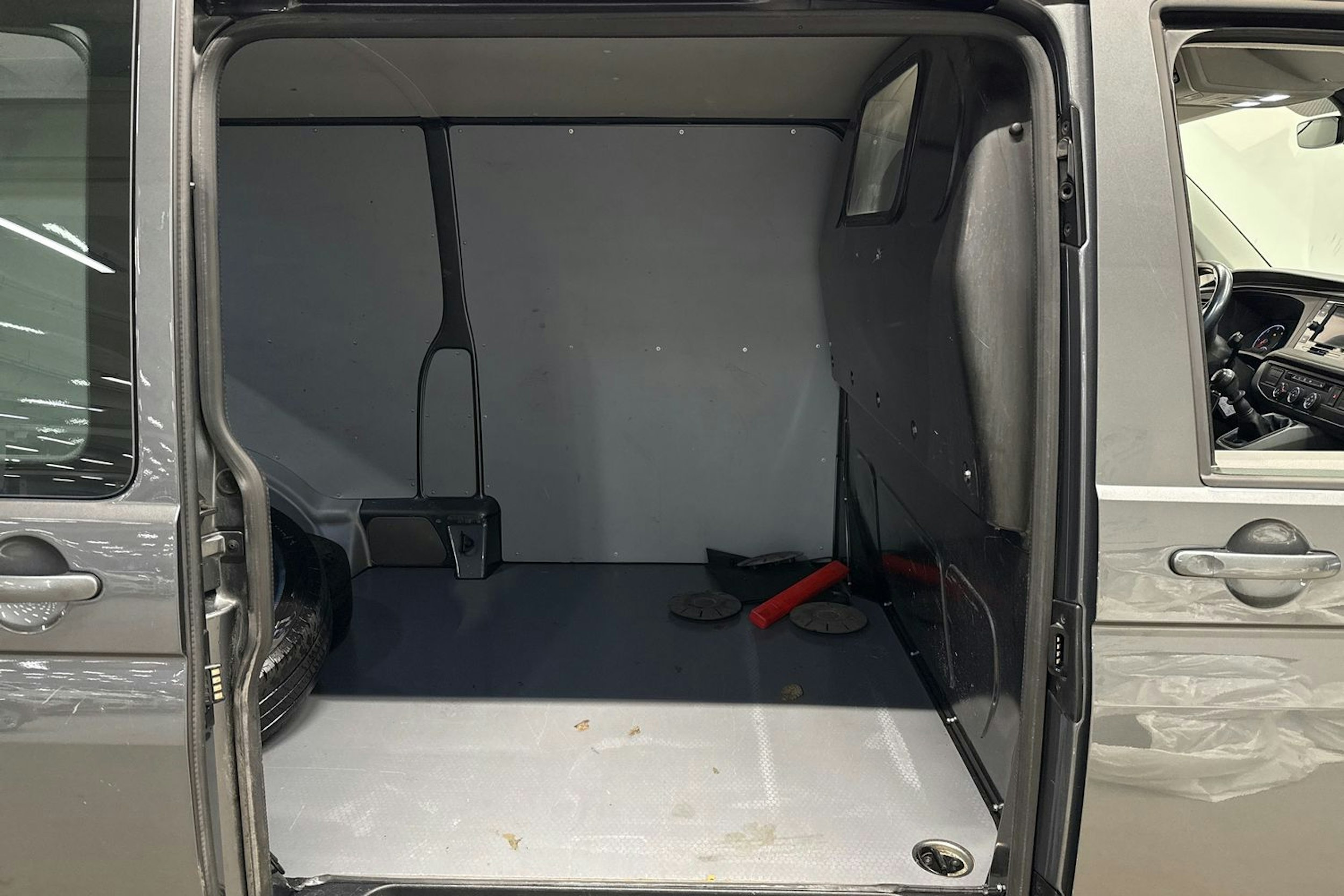 harmaa Volkswagen Transporter 2020 kuva 13.