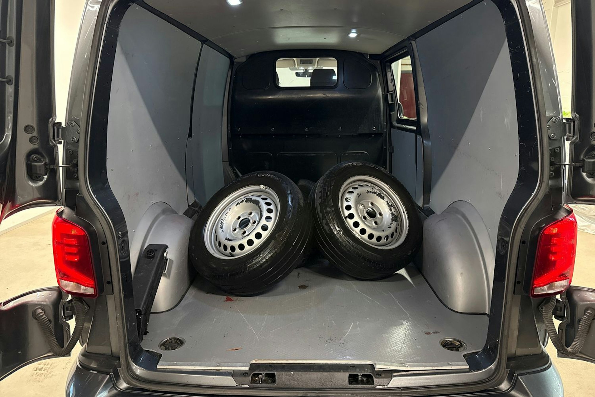 harmaa Volkswagen Transporter 2020 kuva 15.