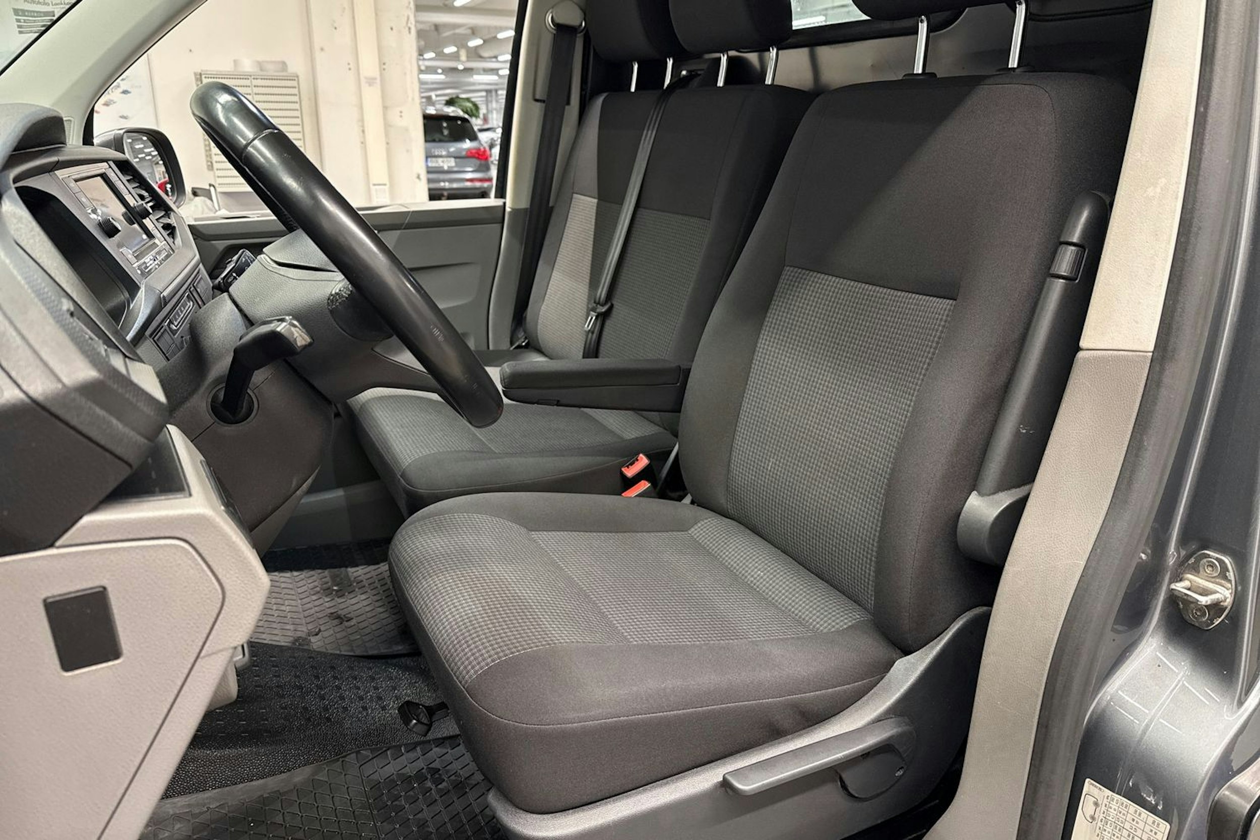 harmaa Volkswagen Transporter 2020 kuva 16.