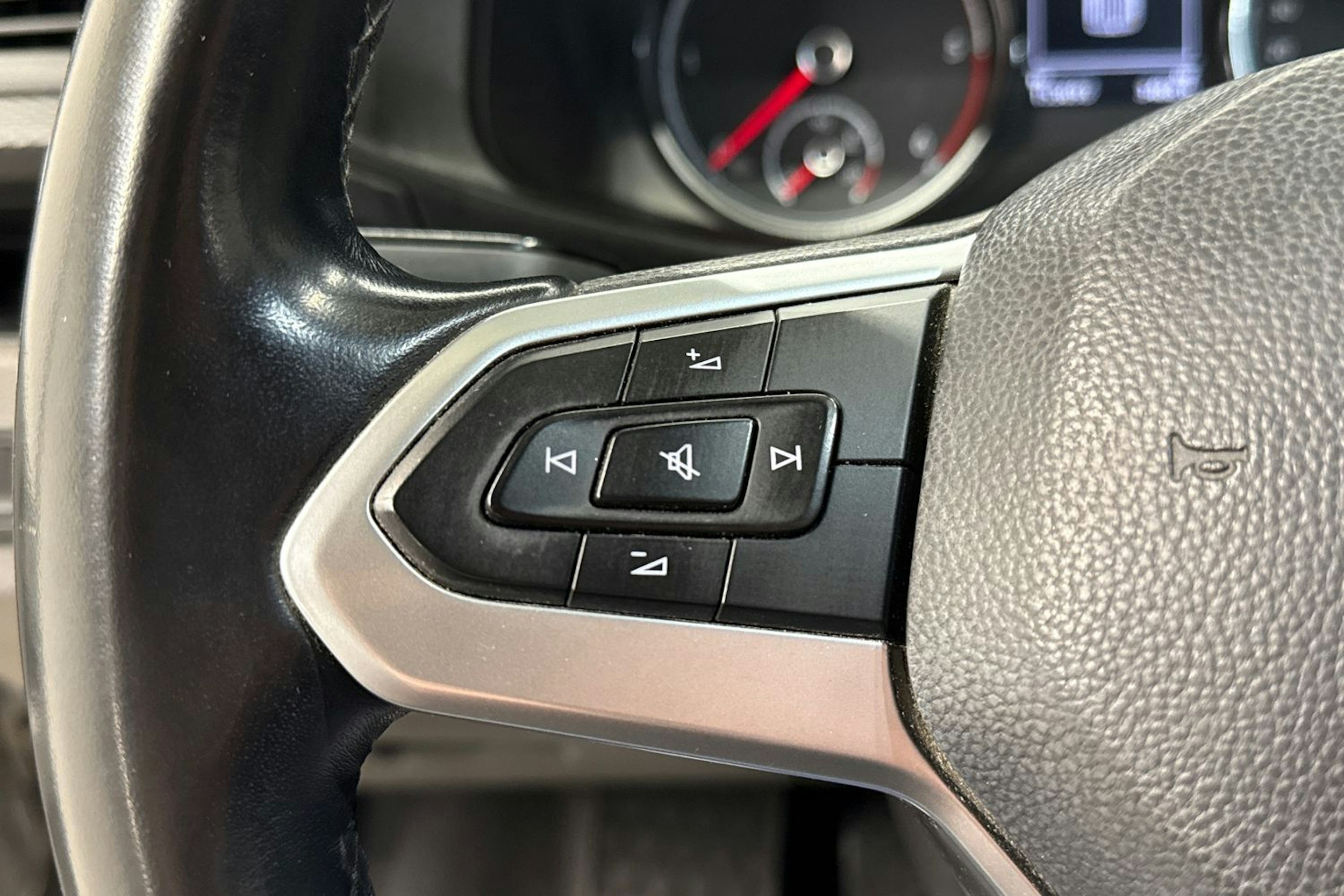 harmaa Volkswagen Transporter 2020 kuva 17.