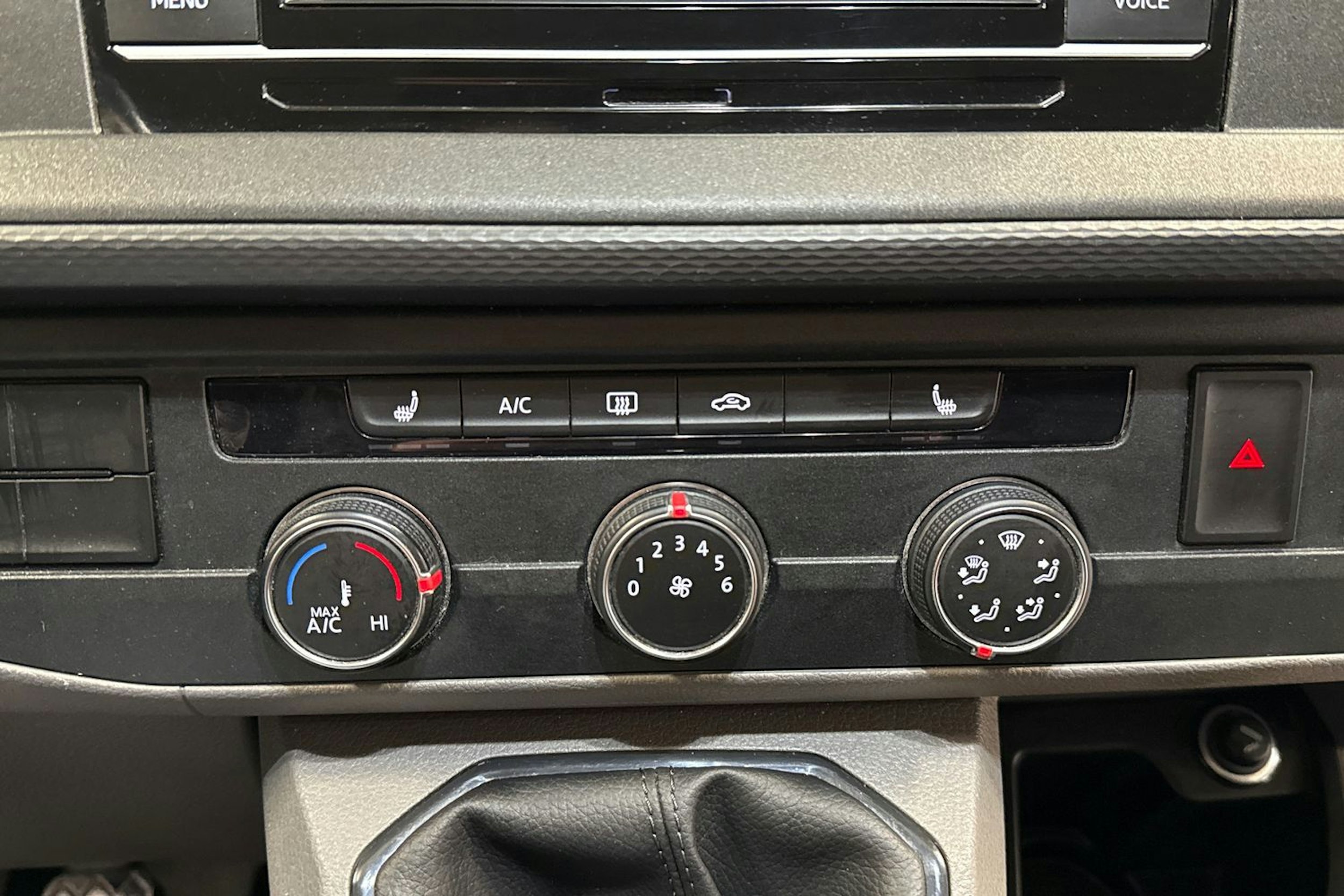 harmaa Volkswagen Transporter 2020 kuva 21.