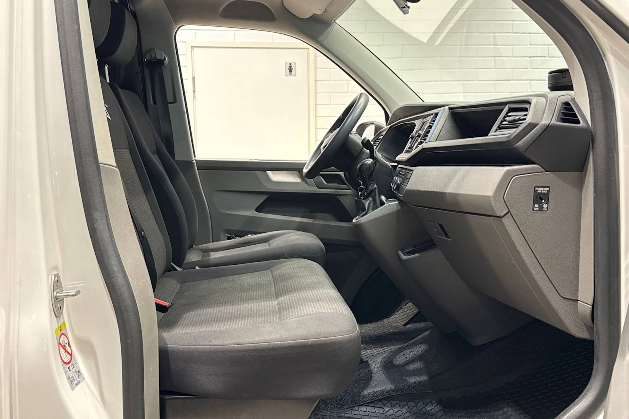 valkoinen Volkswagen Transporter 2020 kuva 13.