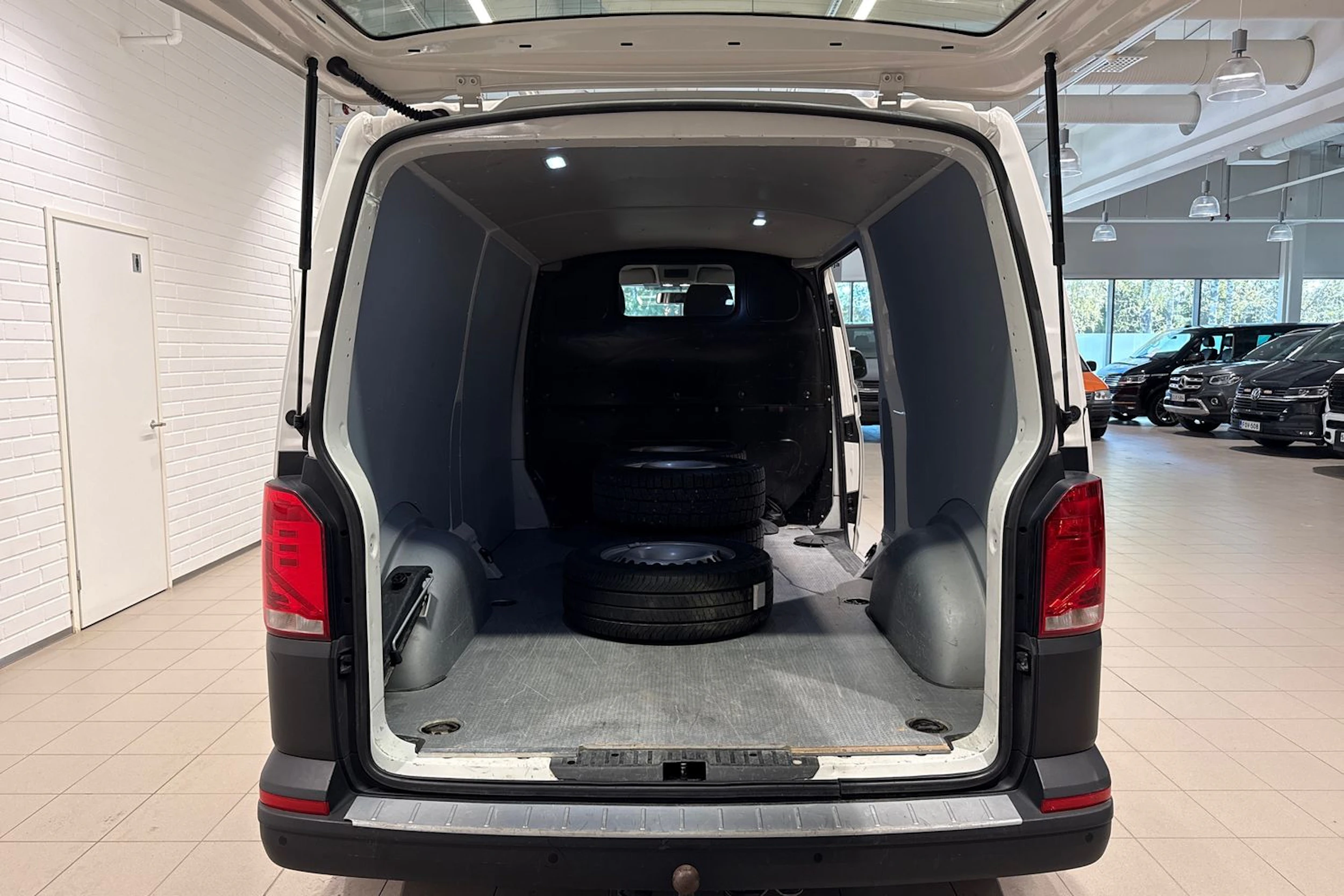 valkoinen Volkswagen Transporter 2020 kuva 15.