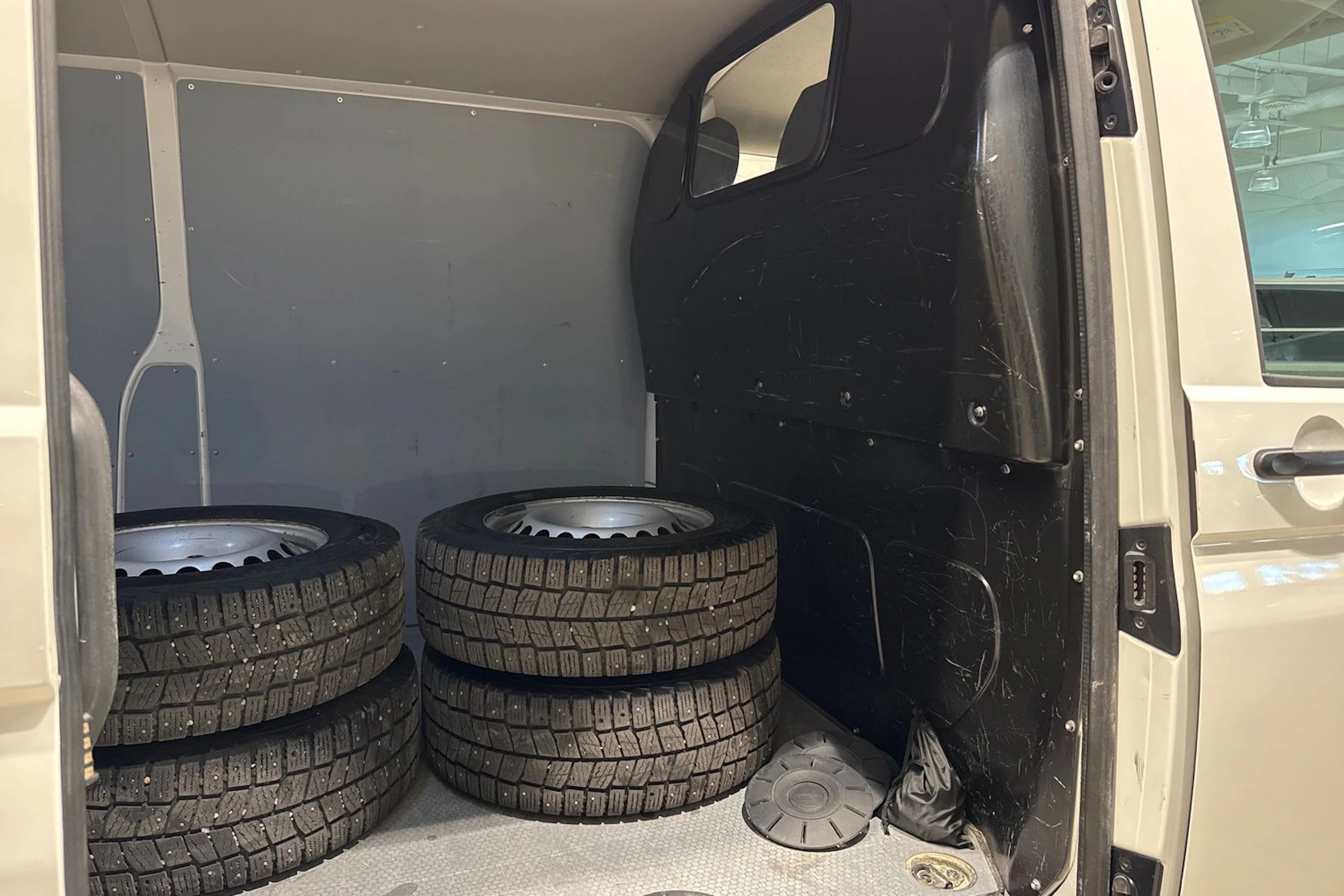 valkoinen Volkswagen Transporter 2020 kuva 16.