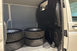 valkoinen Volkswagen Transporter 2020 kuva 16.