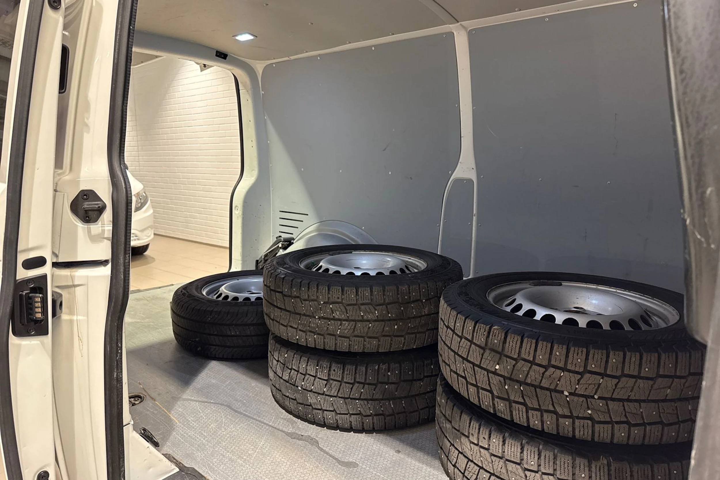 valkoinen Volkswagen Transporter 2020 kuva 17.