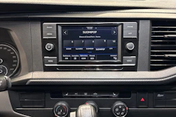 valkoinen Volkswagen Transporter 2020 kuva 18.