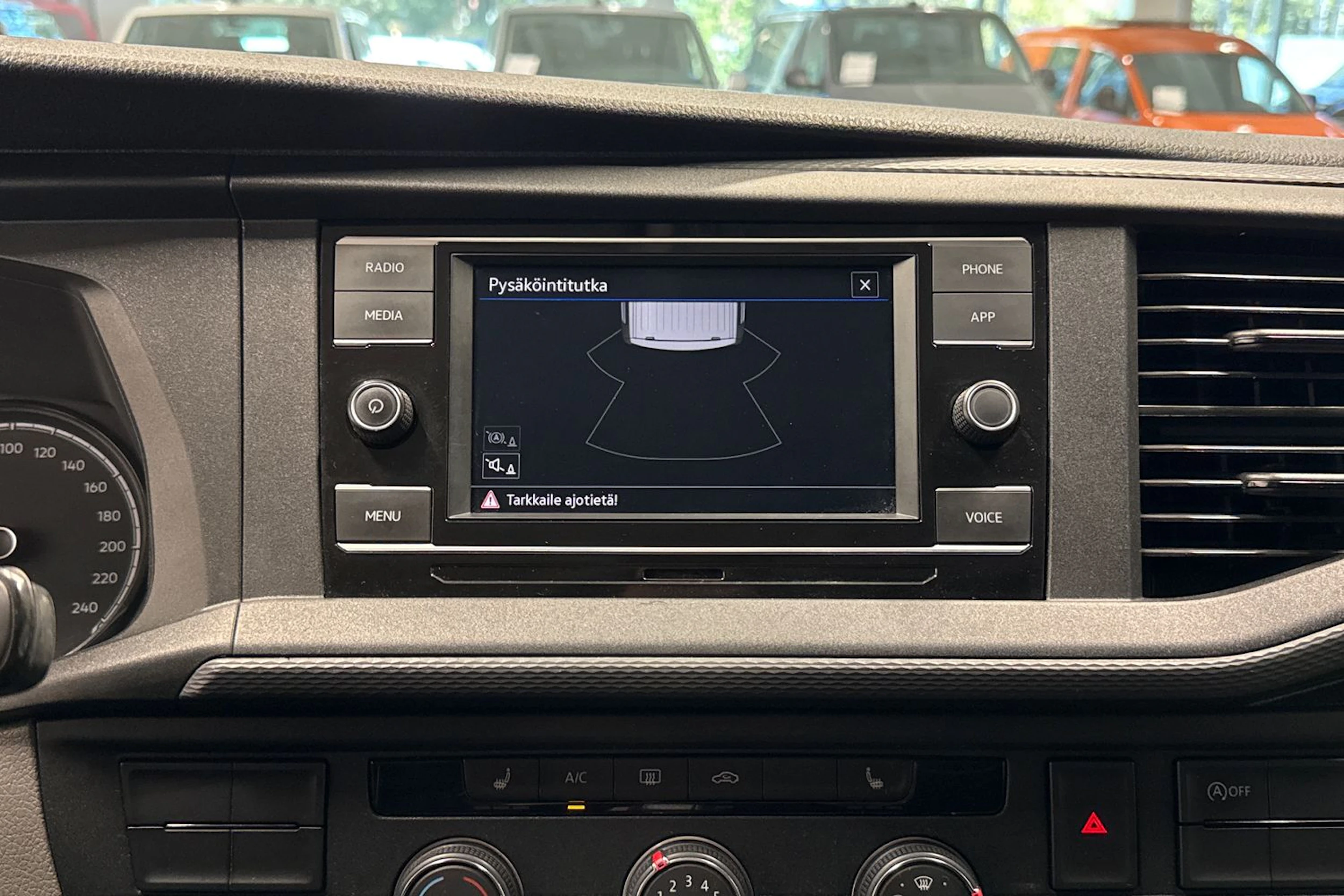 valkoinen Volkswagen Transporter 2020 kuva 20.