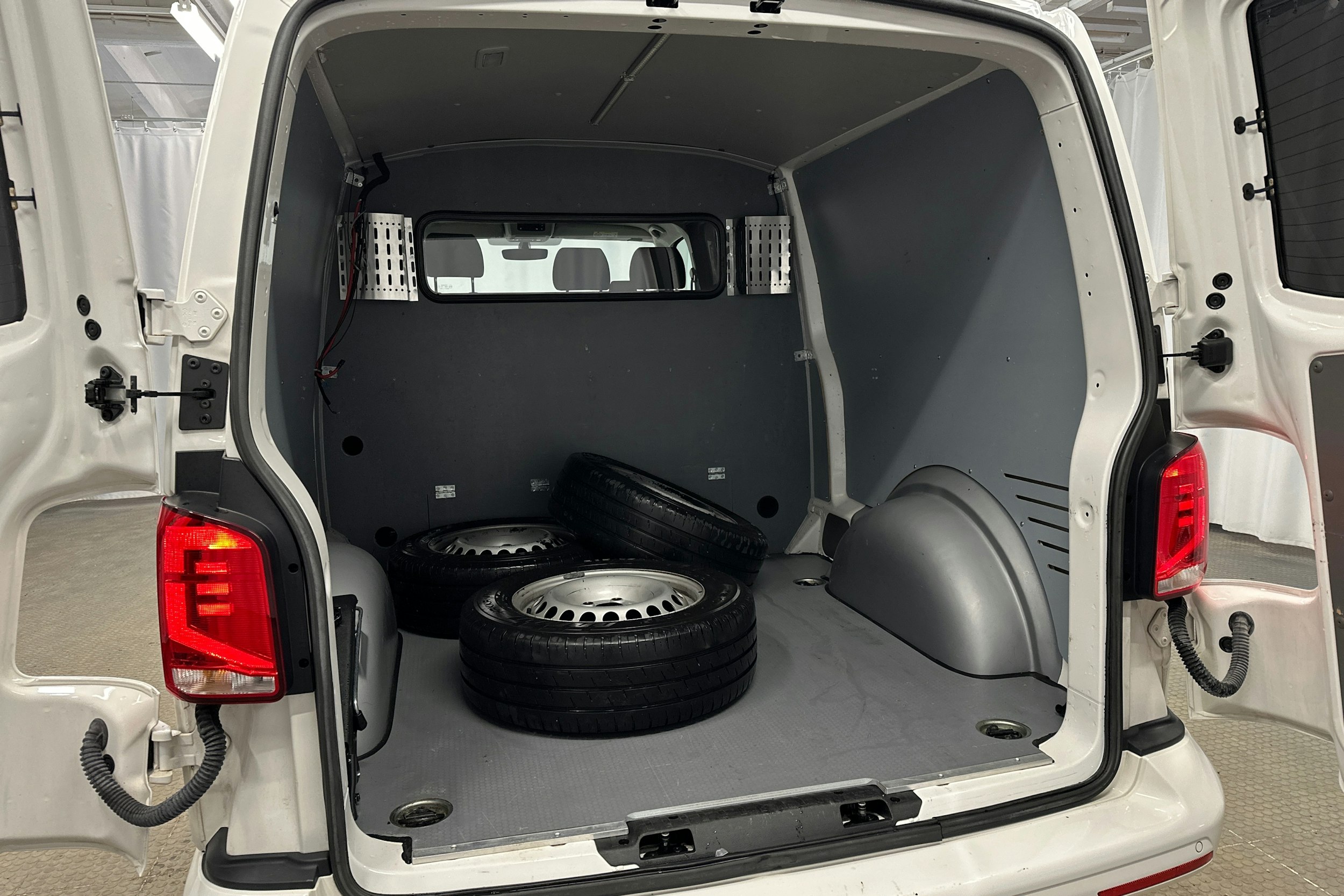 valkoinen Volkswagen Transporter 2020 kuva 16.