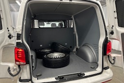 valkoinen Volkswagen Transporter 2020 kuva 16.