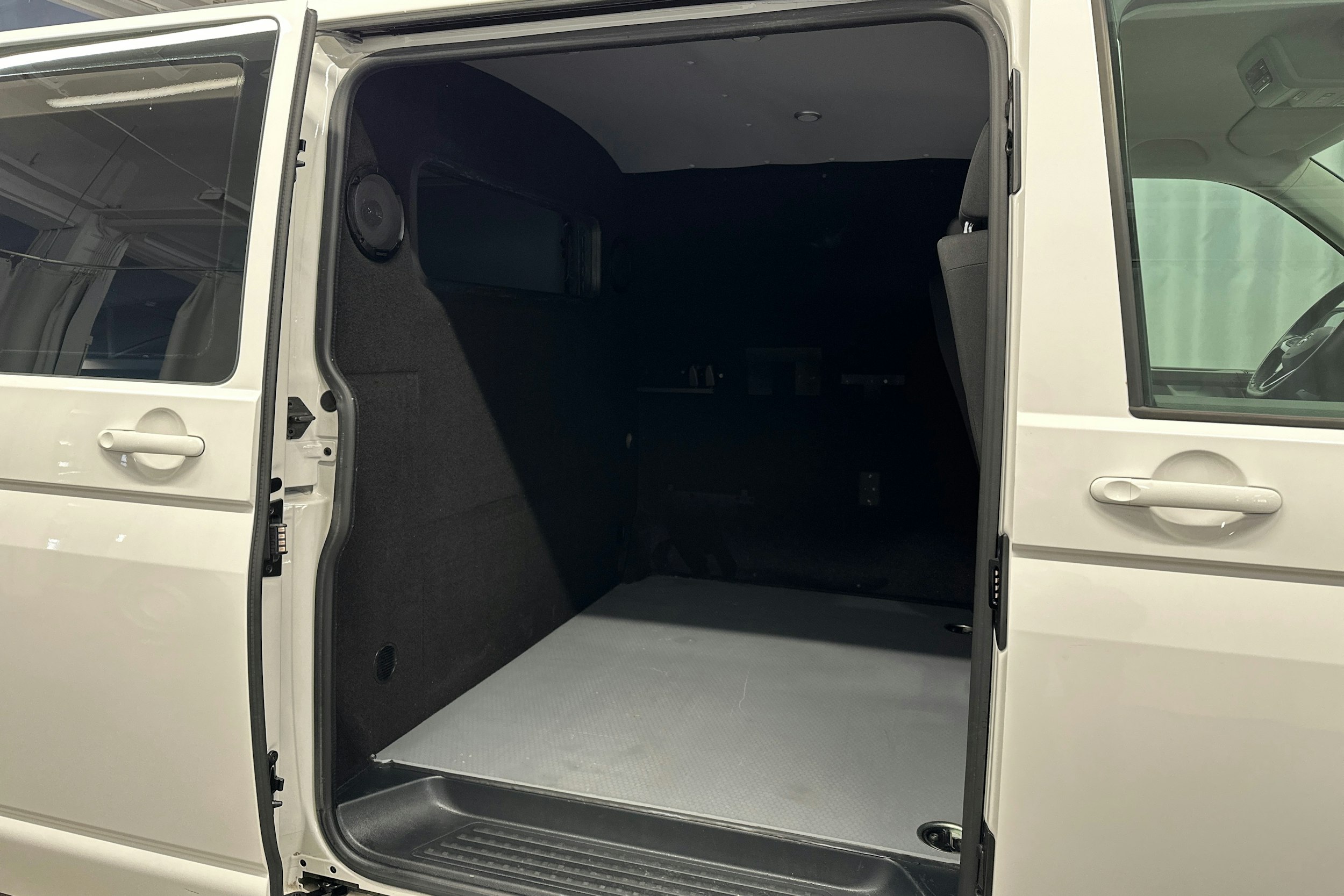valkoinen Volkswagen Transporter 2020 kuva 17.