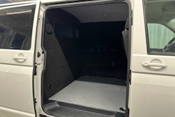 valkoinen Volkswagen Transporter 2020 kuva 17.