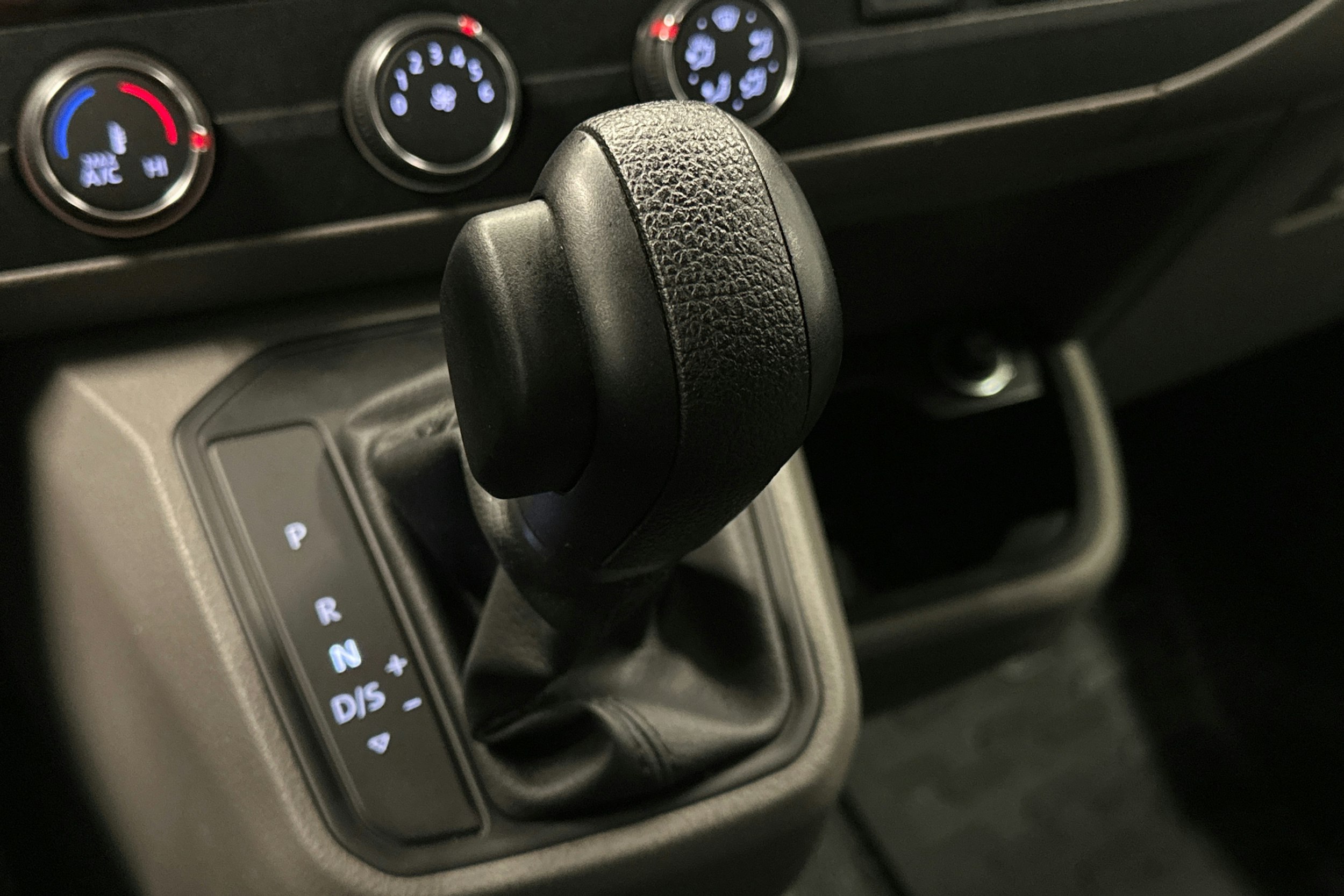 valkoinen Volkswagen Transporter 2020 kuva 27.