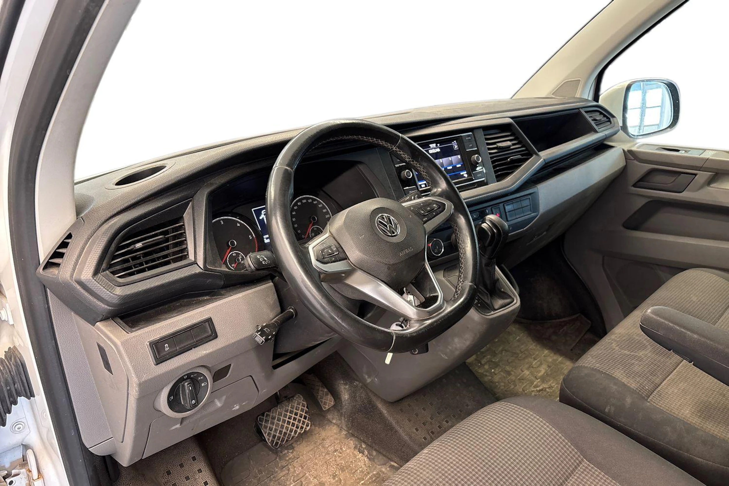 valkoinen Volkswagen Transporter 2020 kuva 3.