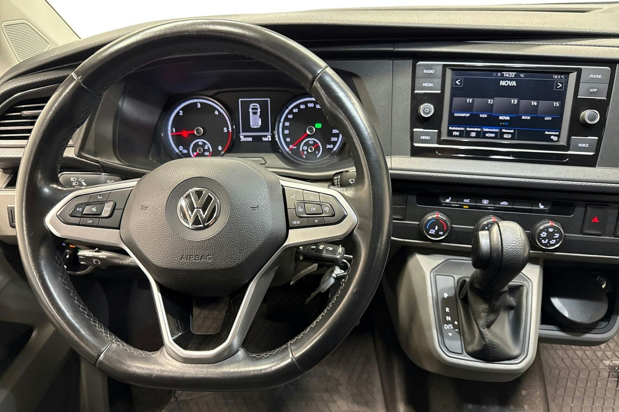 musta Volkswagen Transporter 2020 kuva 7.