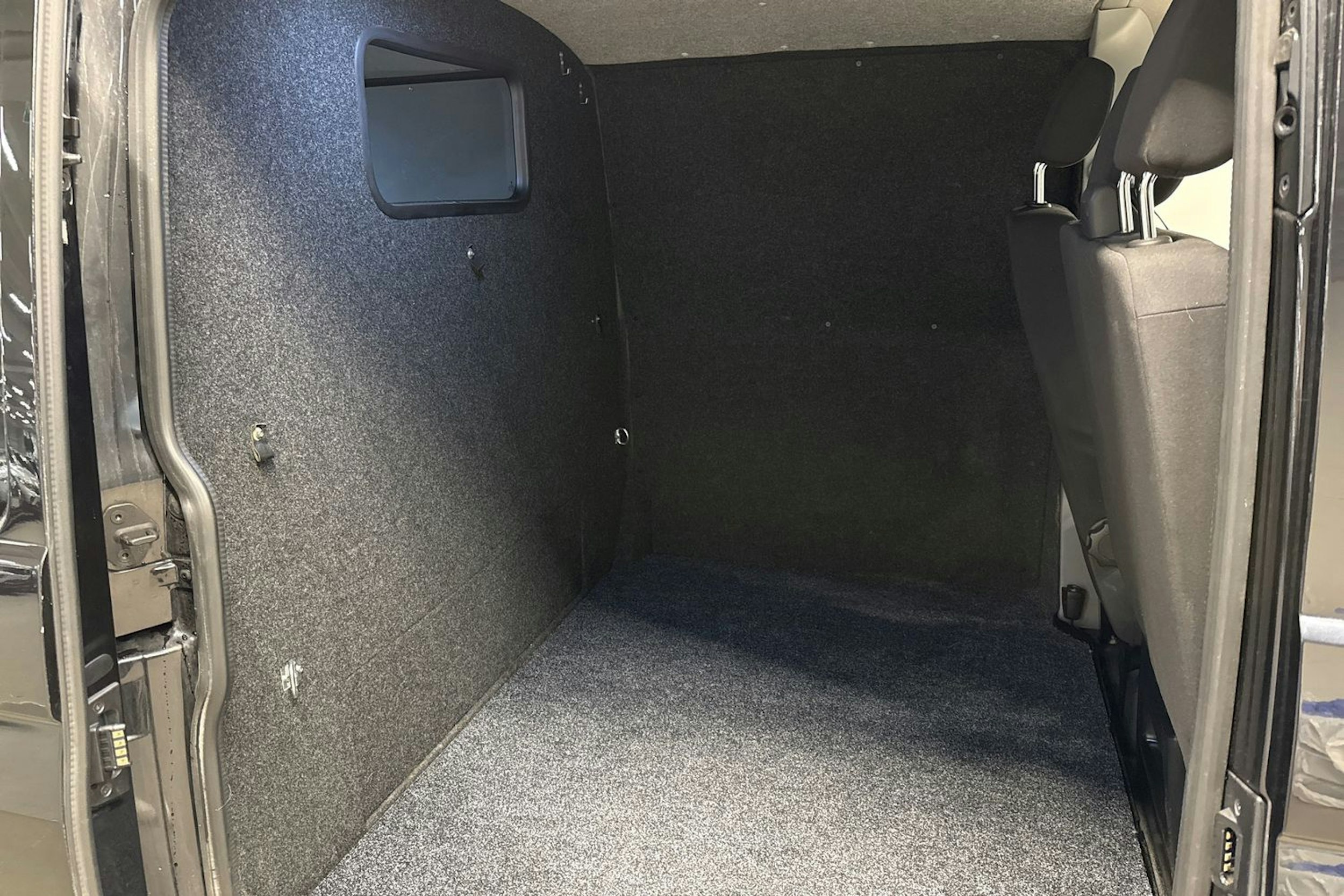 musta Volkswagen Transporter 2020 kuva 8.