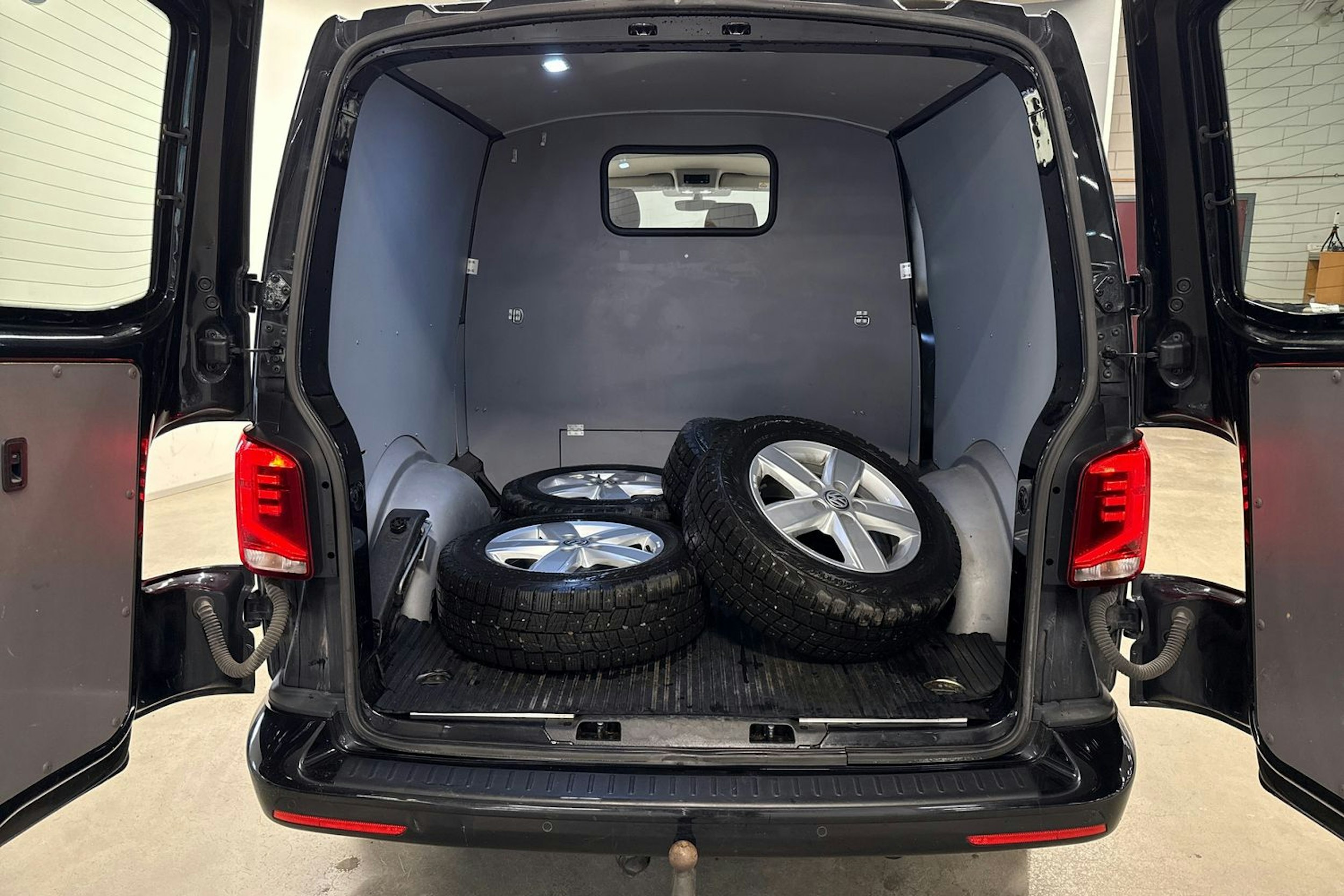musta Volkswagen Transporter 2020 kuva 10.