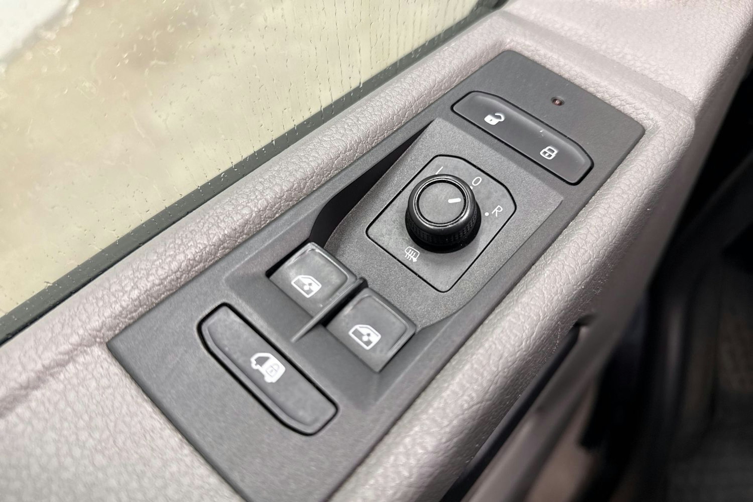 musta Volkswagen Transporter 2020 kuva 13.