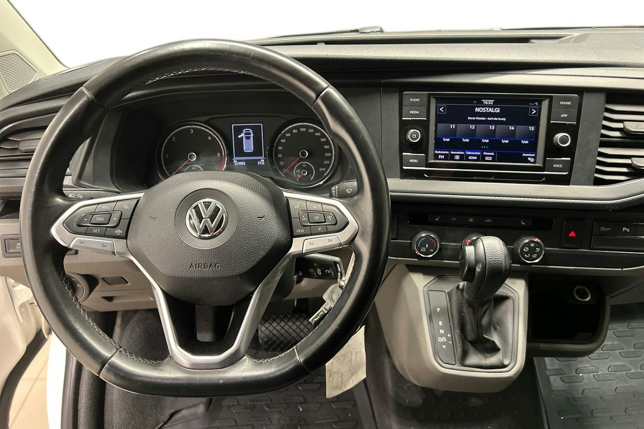 valkoinen Volkswagen Transporter 2020 kuva 9.