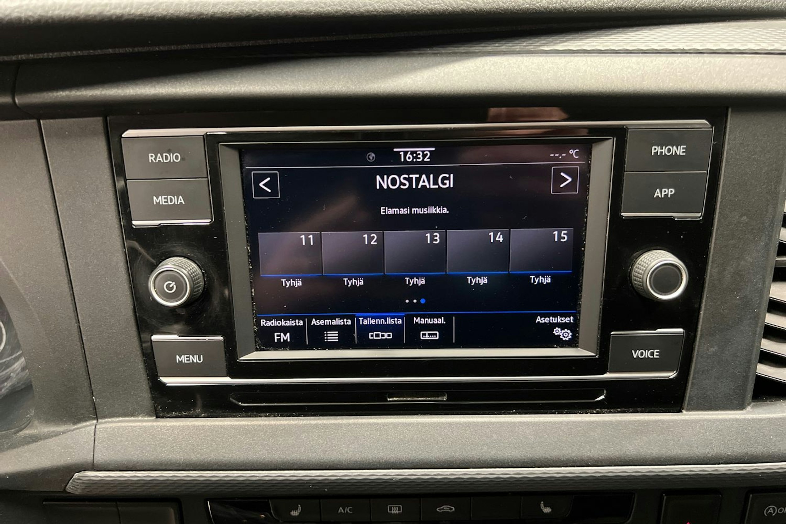 valkoinen Volkswagen Transporter 2020 kuva 16.