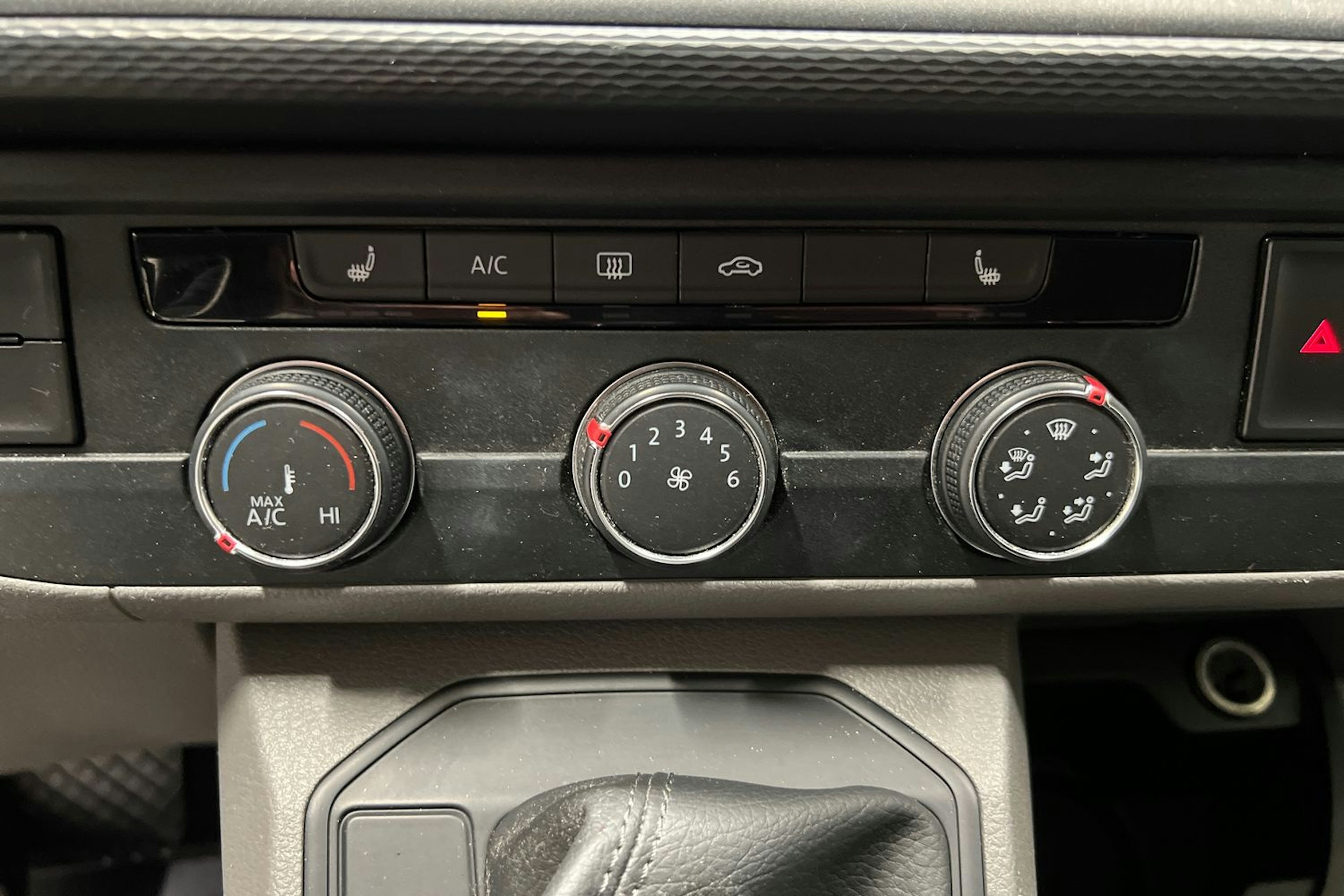 valkoinen Volkswagen Transporter 2020 kuva 17.