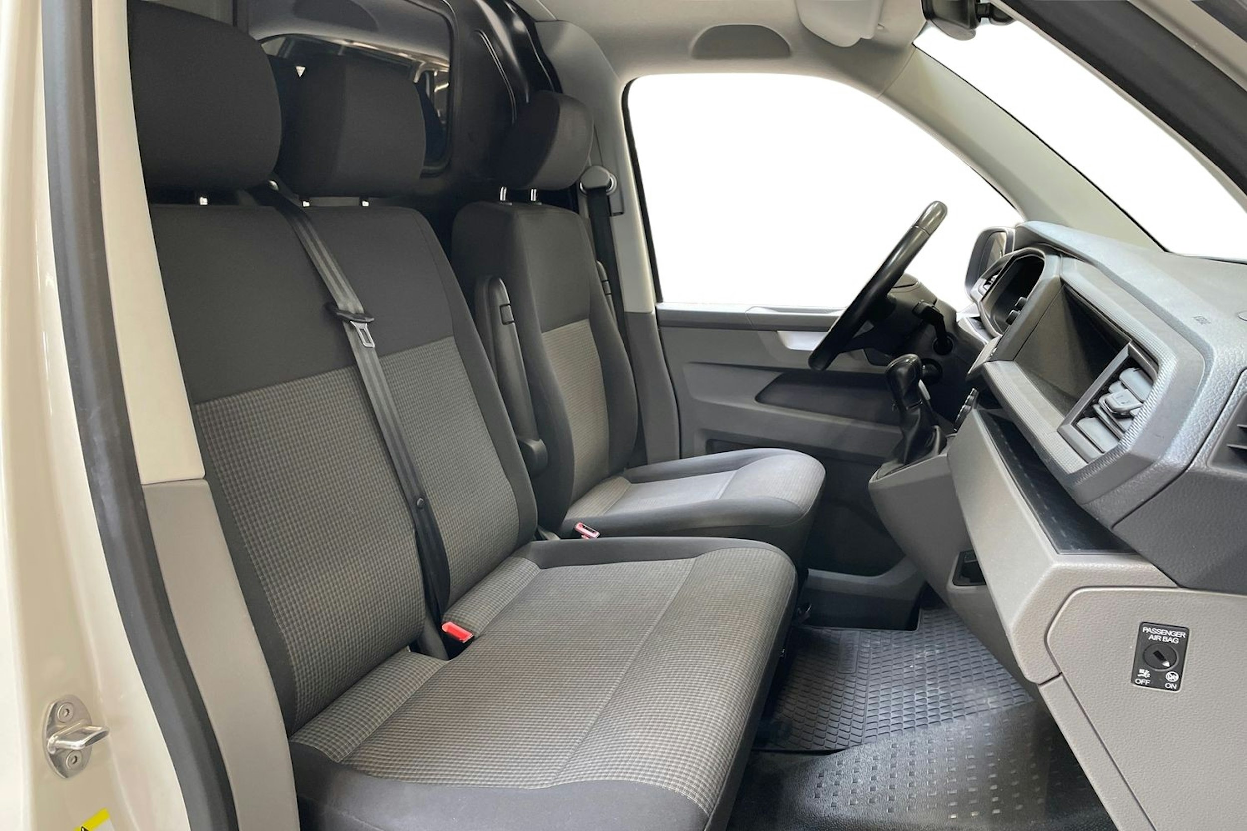 harmaa Volkswagen Transporter 2020 kuva 10.