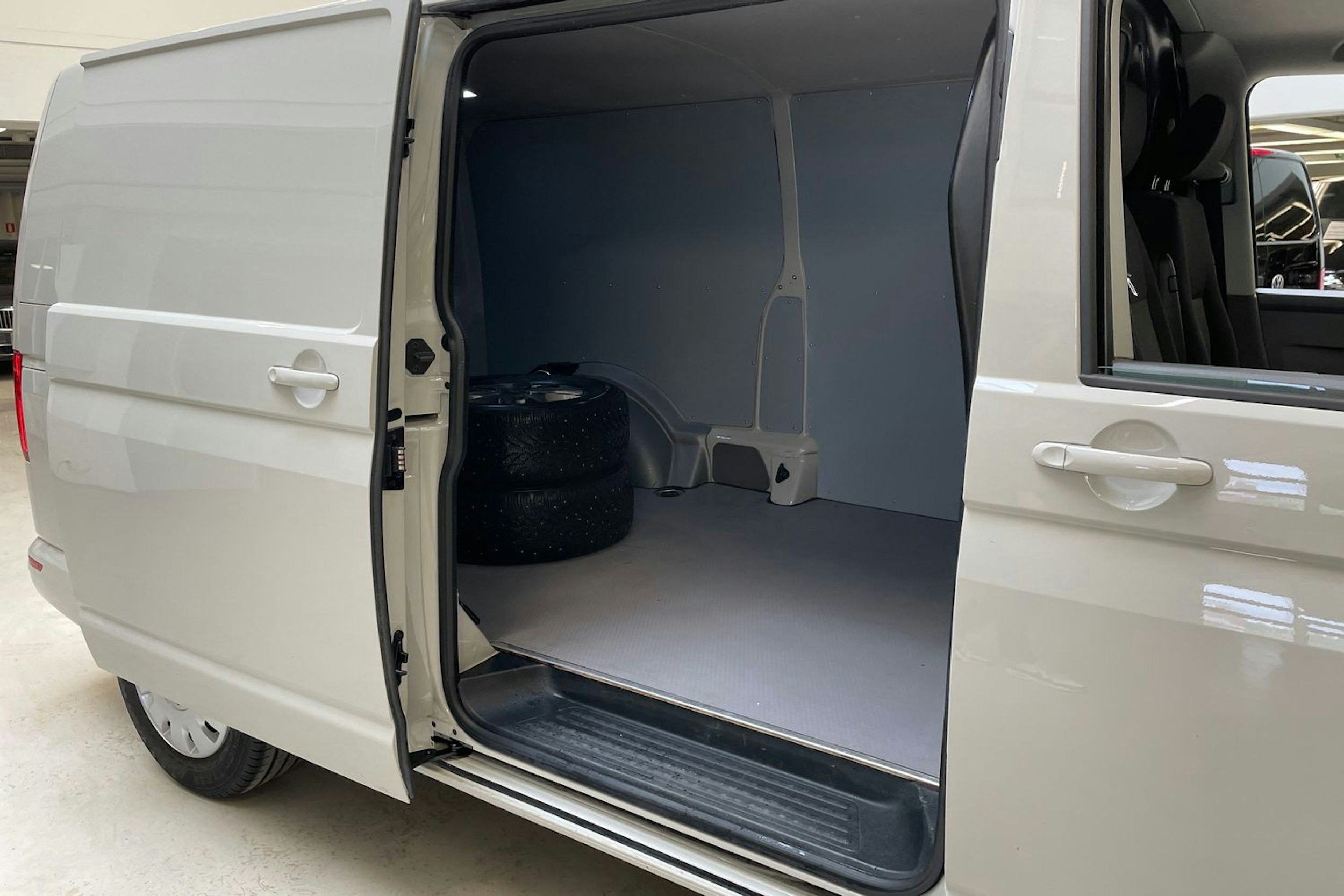 harmaa Volkswagen Transporter 2020 kuva 13.