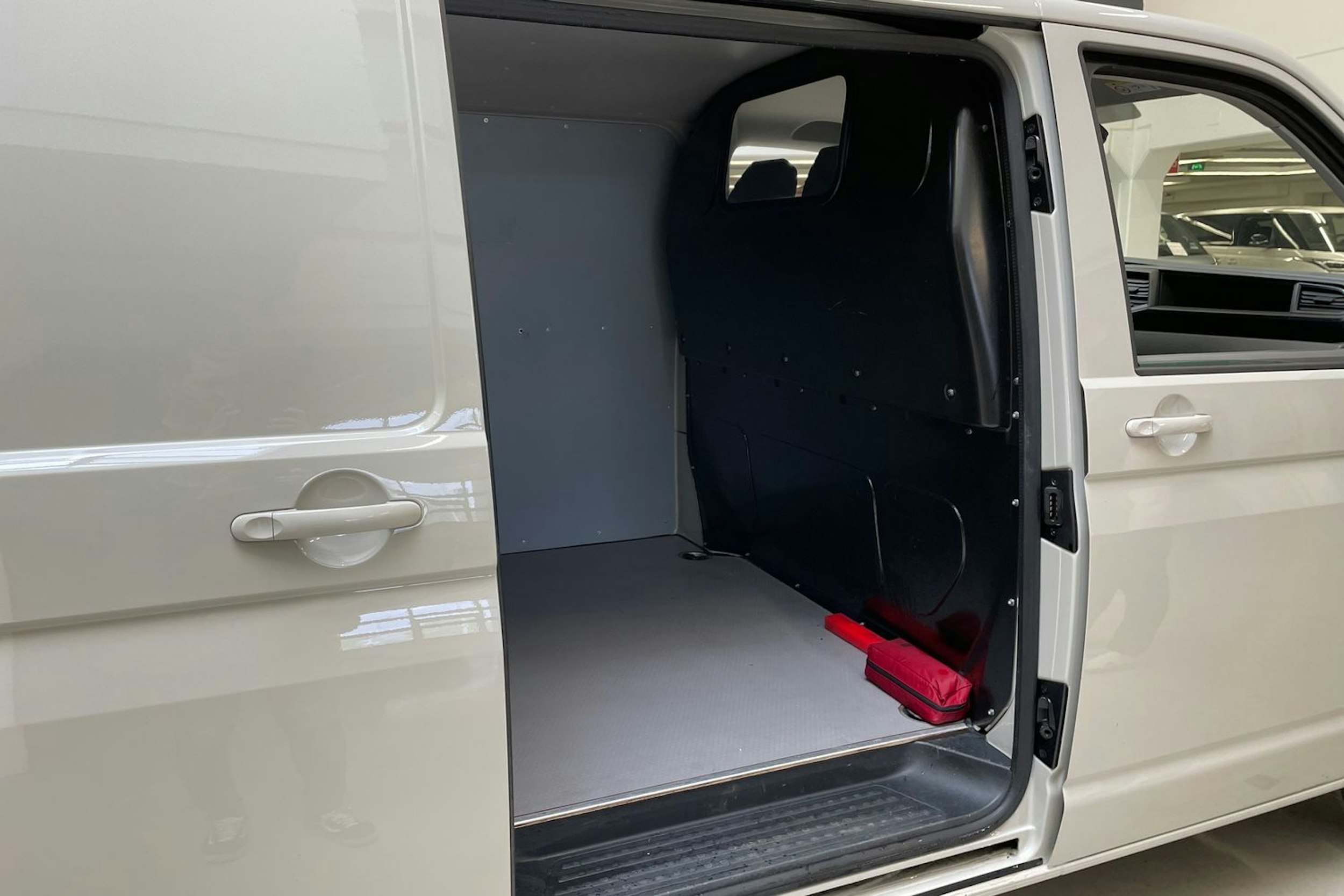harmaa Volkswagen Transporter 2020 kuva 14.