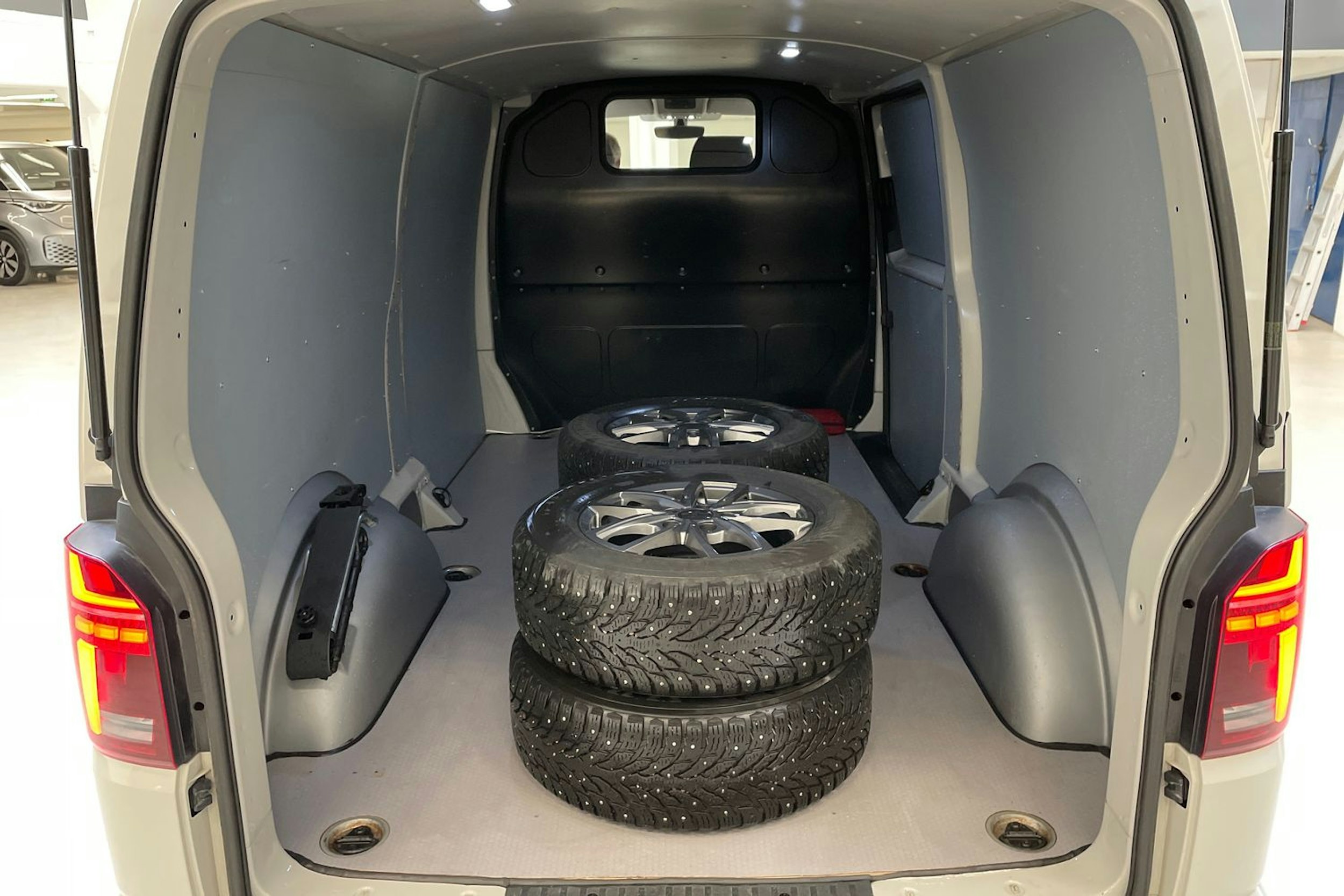 harmaa Volkswagen Transporter 2020 kuva 15.