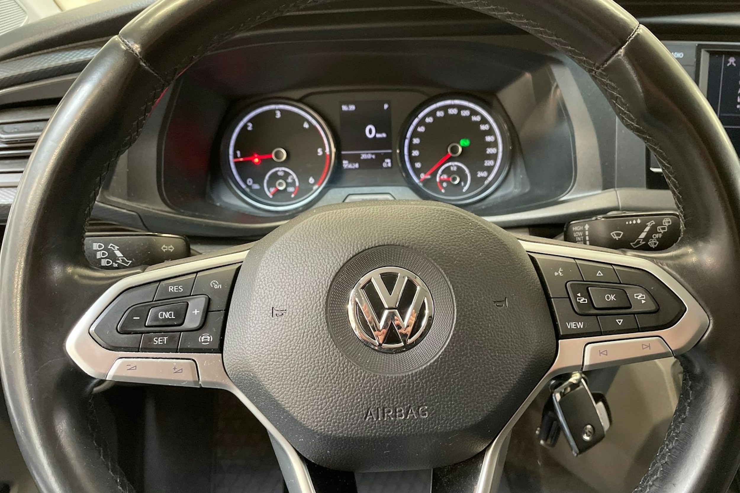 harmaa Volkswagen Transporter 2020 kuva 17.