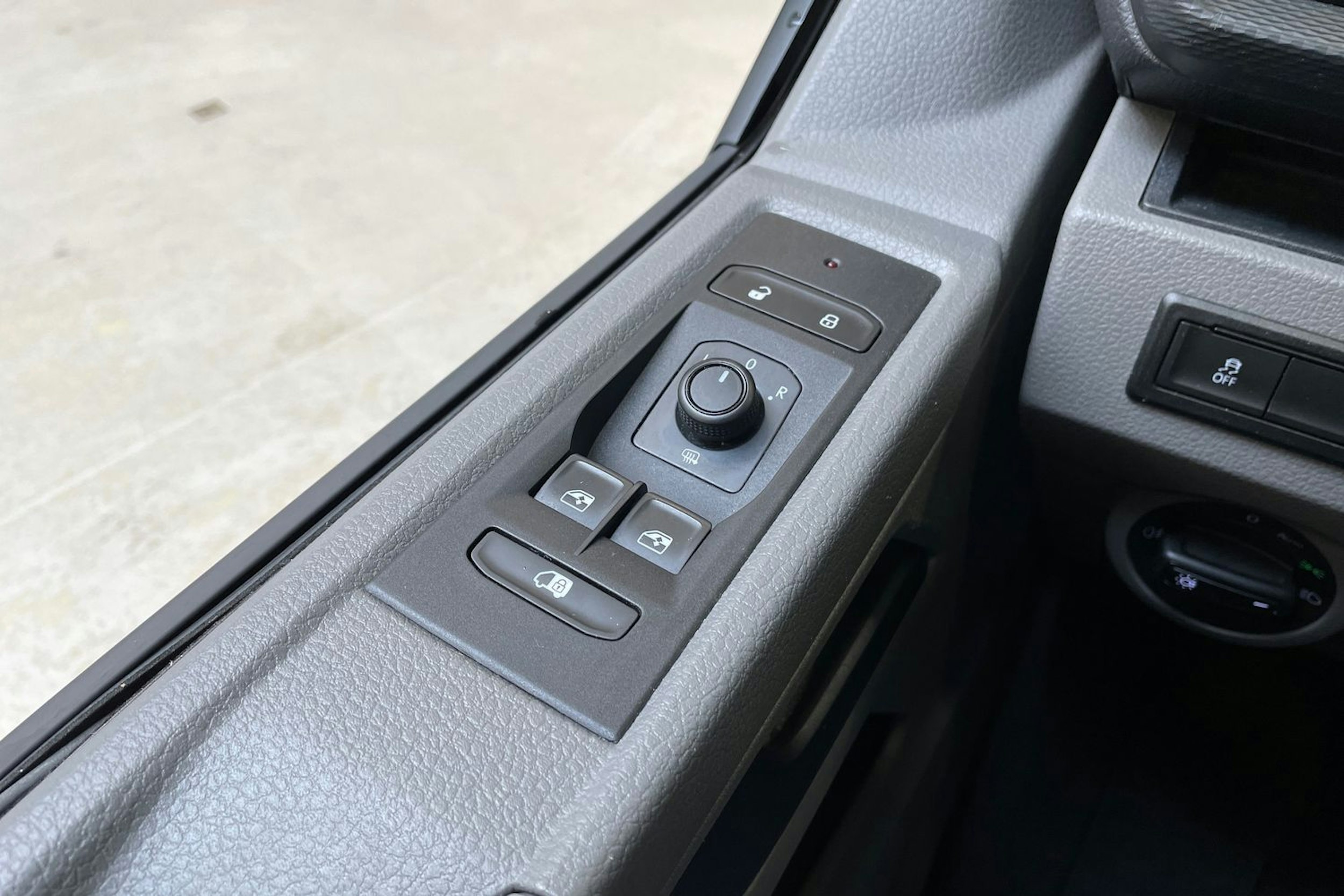 harmaa Volkswagen Transporter 2020 kuva 18.