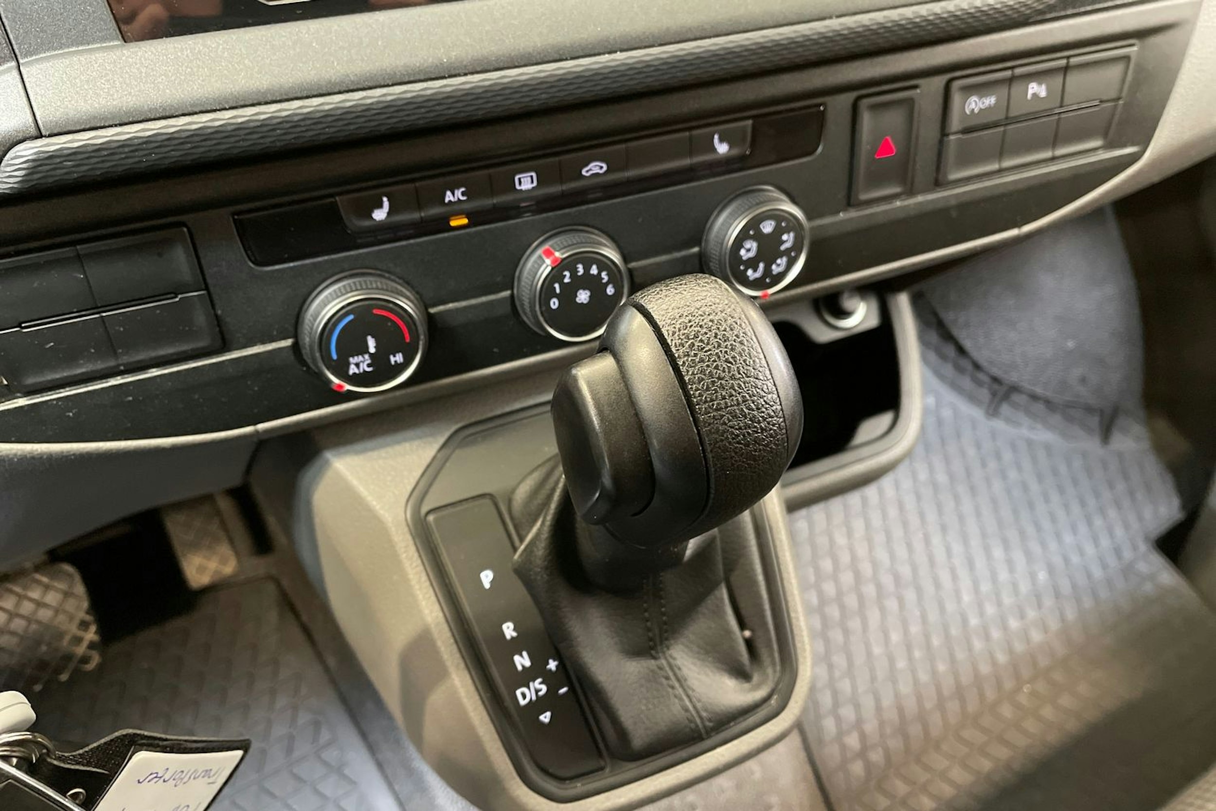 harmaa Volkswagen Transporter 2020 kuva 22.