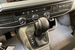 harmaa Volkswagen Transporter 2020 kuva 22.