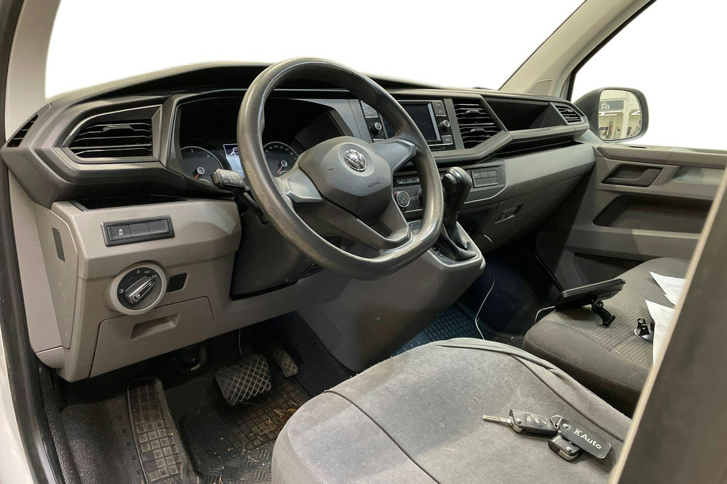 valkoinen Volkswagen Transporter 2020 kuva 3.