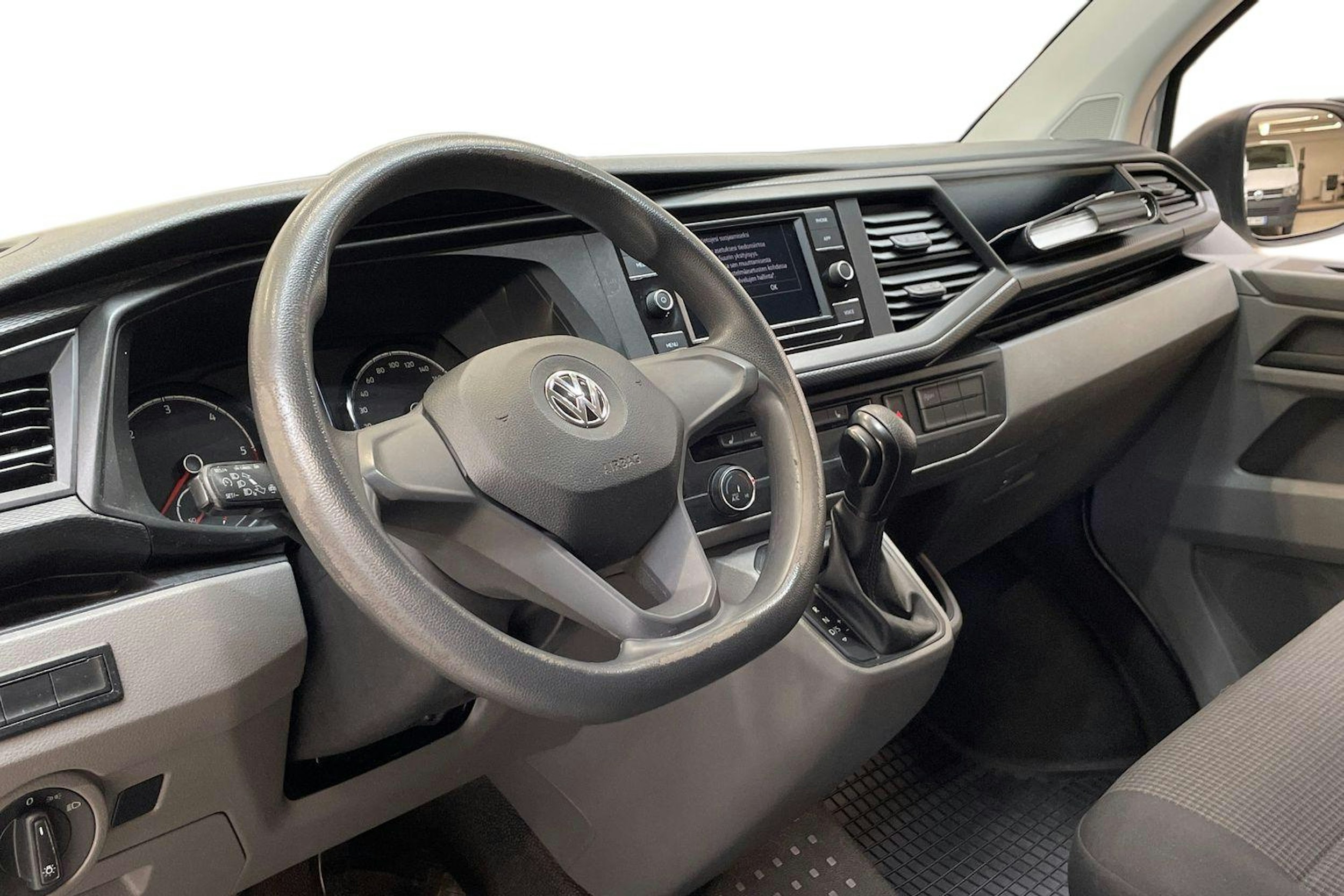 valkoinen Volkswagen Transporter 2020 kuva 9.