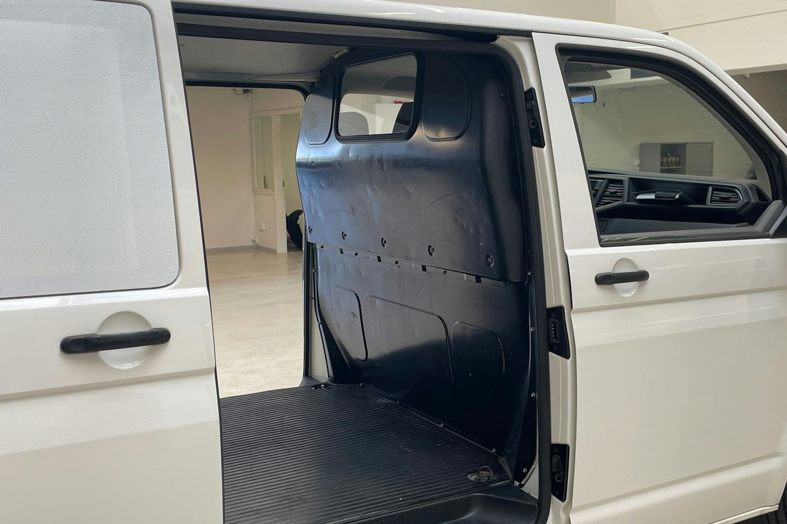 valkoinen Volkswagen Transporter 2020 kuva 13.