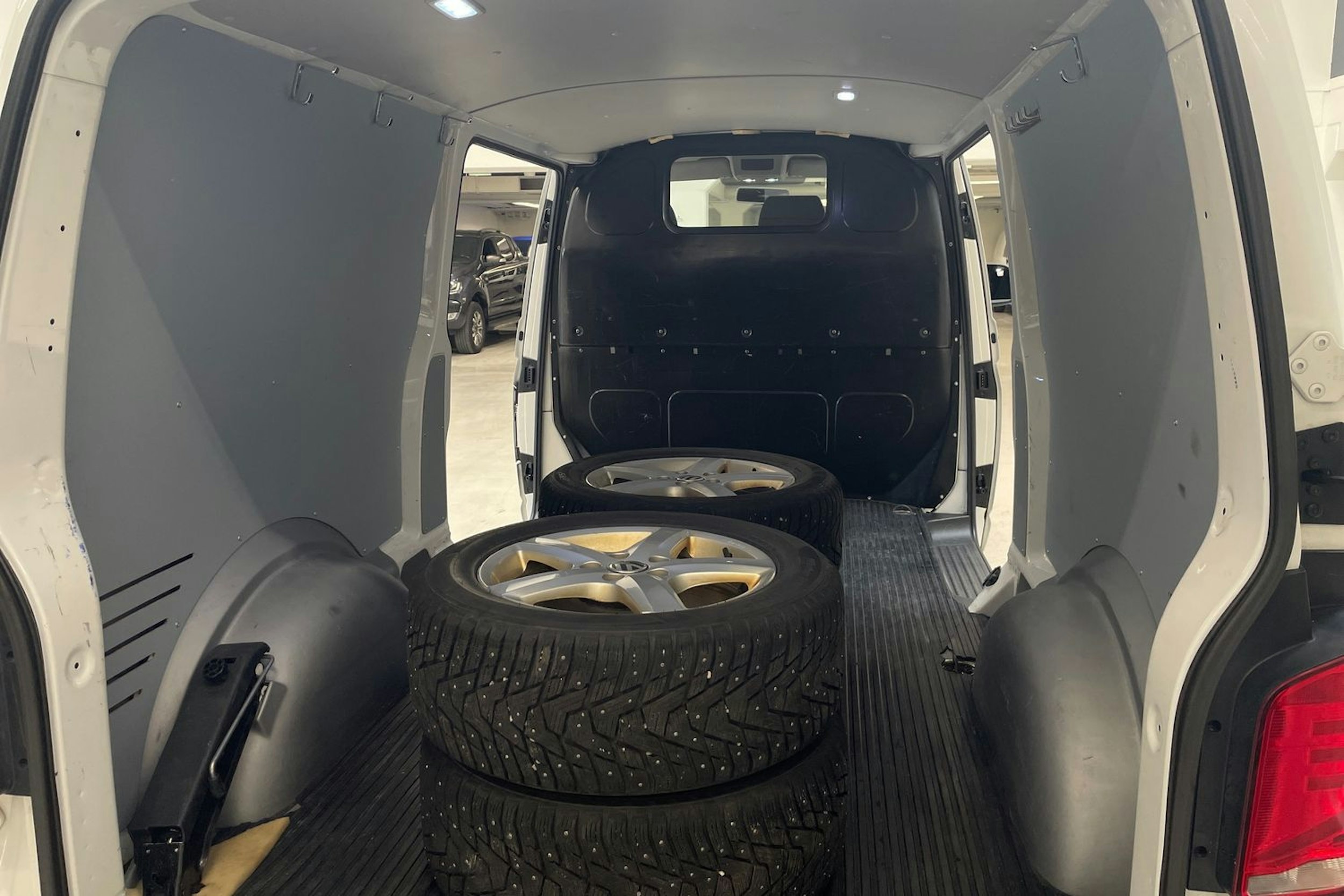 valkoinen Volkswagen Transporter 2020 kuva 15.