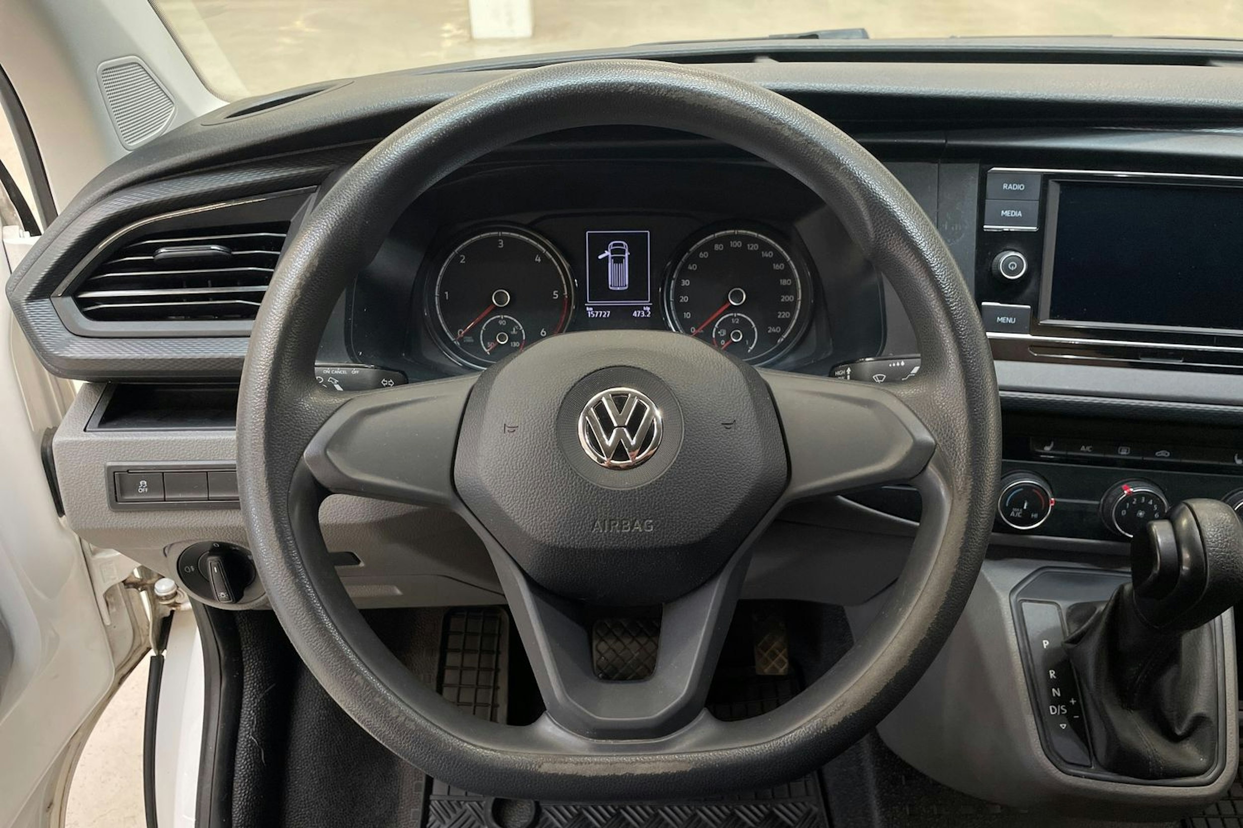 valkoinen Volkswagen Transporter 2020 kuva 16.