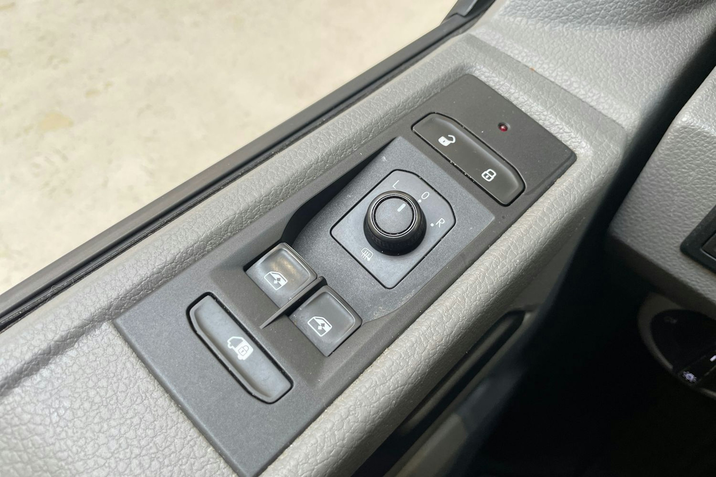 valkoinen Volkswagen Transporter 2020 kuva 20.