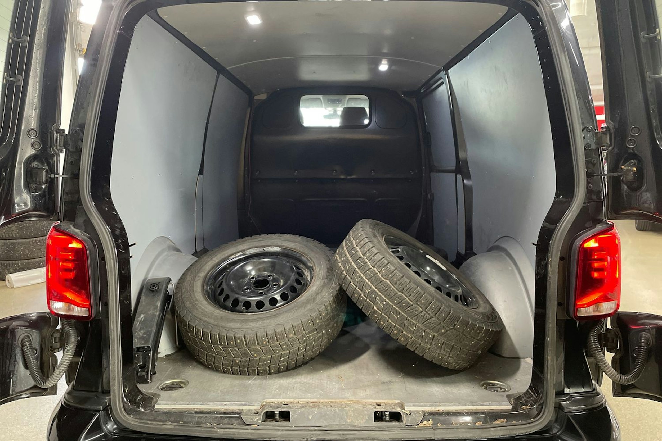 Musta Volkswagen TRANSPORTER 2020 kuva 11.