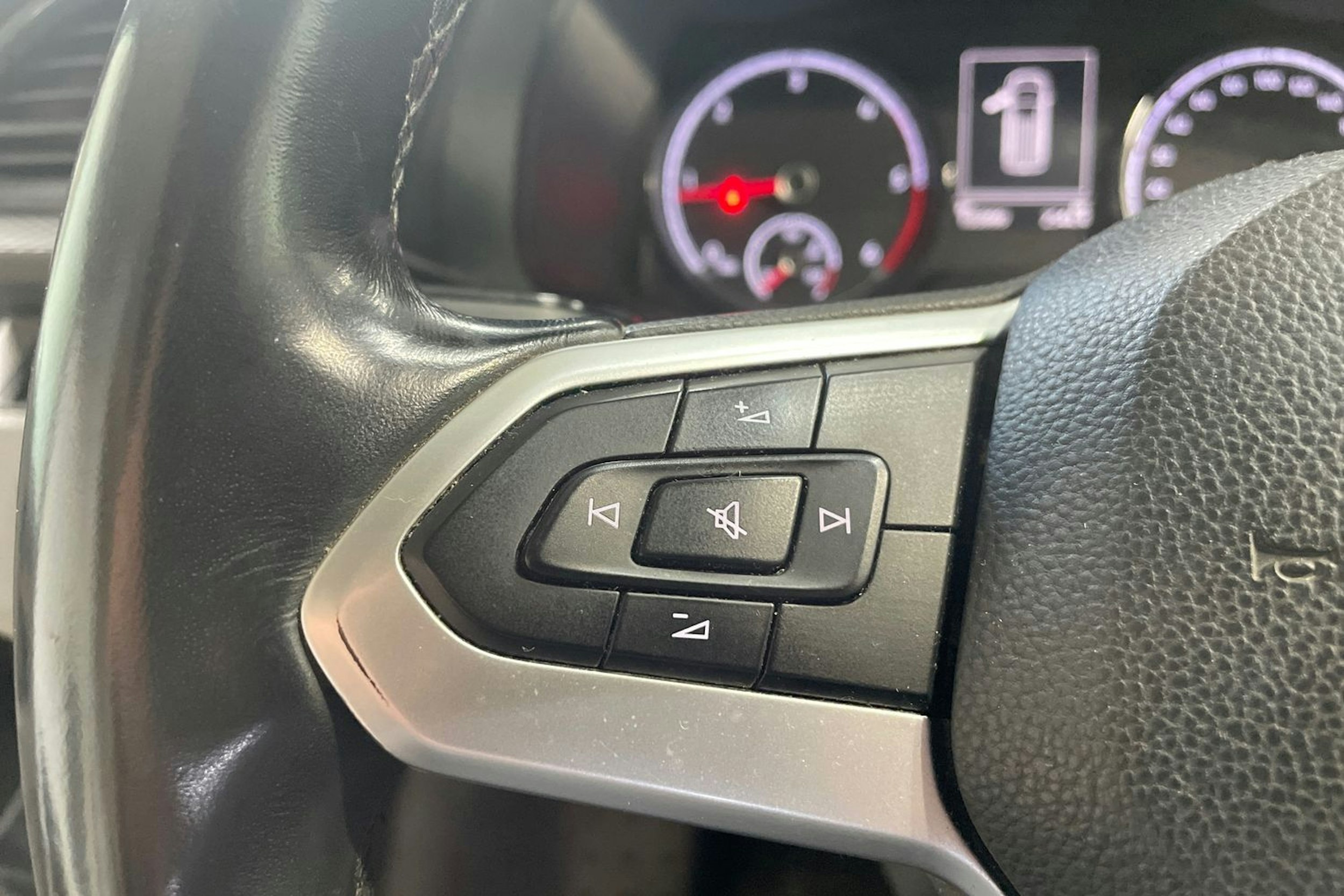 Musta Volkswagen TRANSPORTER 2020 kuva 18.