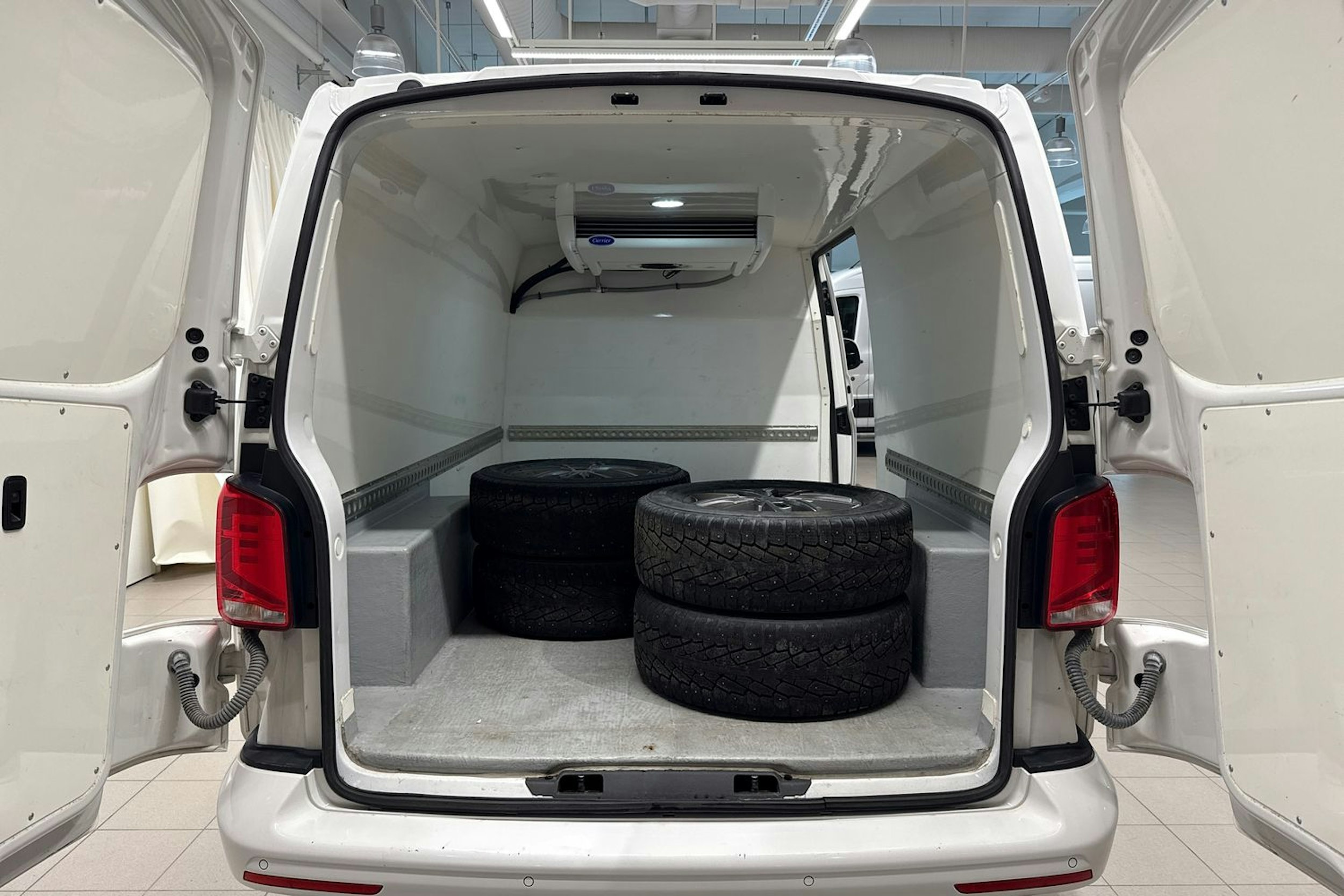 Valkoinen Volkswagen TRANSPORTER 2020 kuva 16.