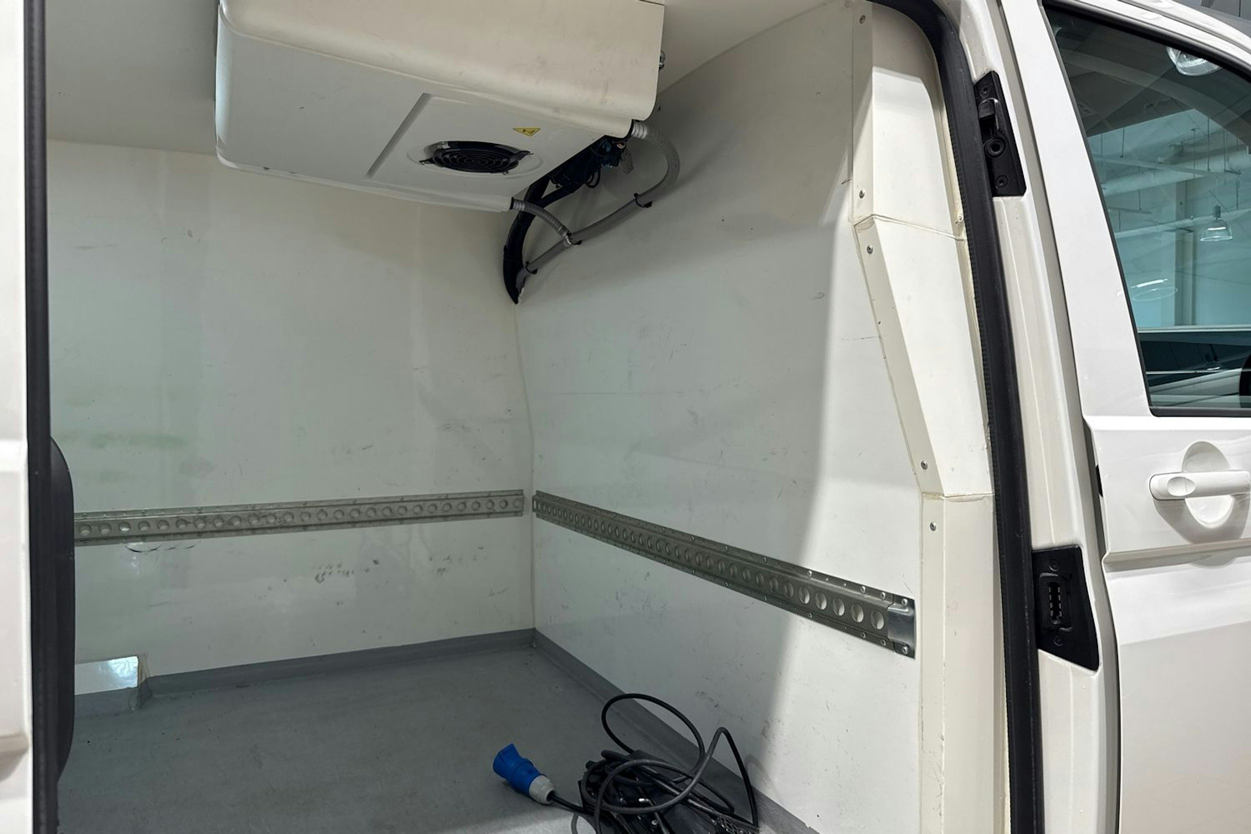 Valkoinen Volkswagen TRANSPORTER 2020 kuva 18.