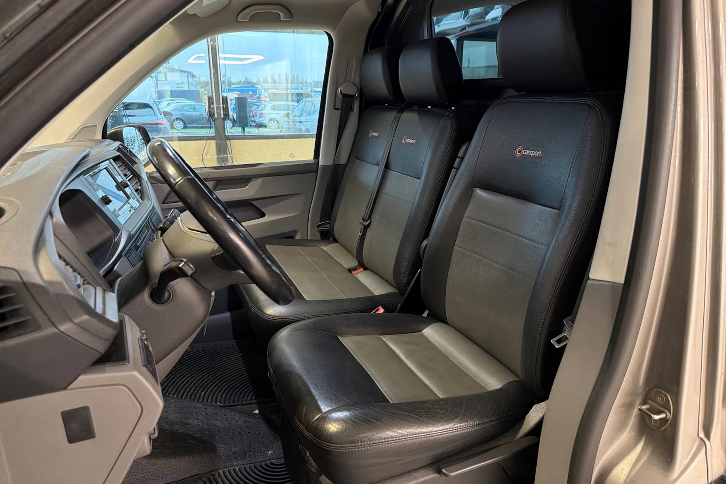 beige Volkswagen Transporter 2020 kuva 4.