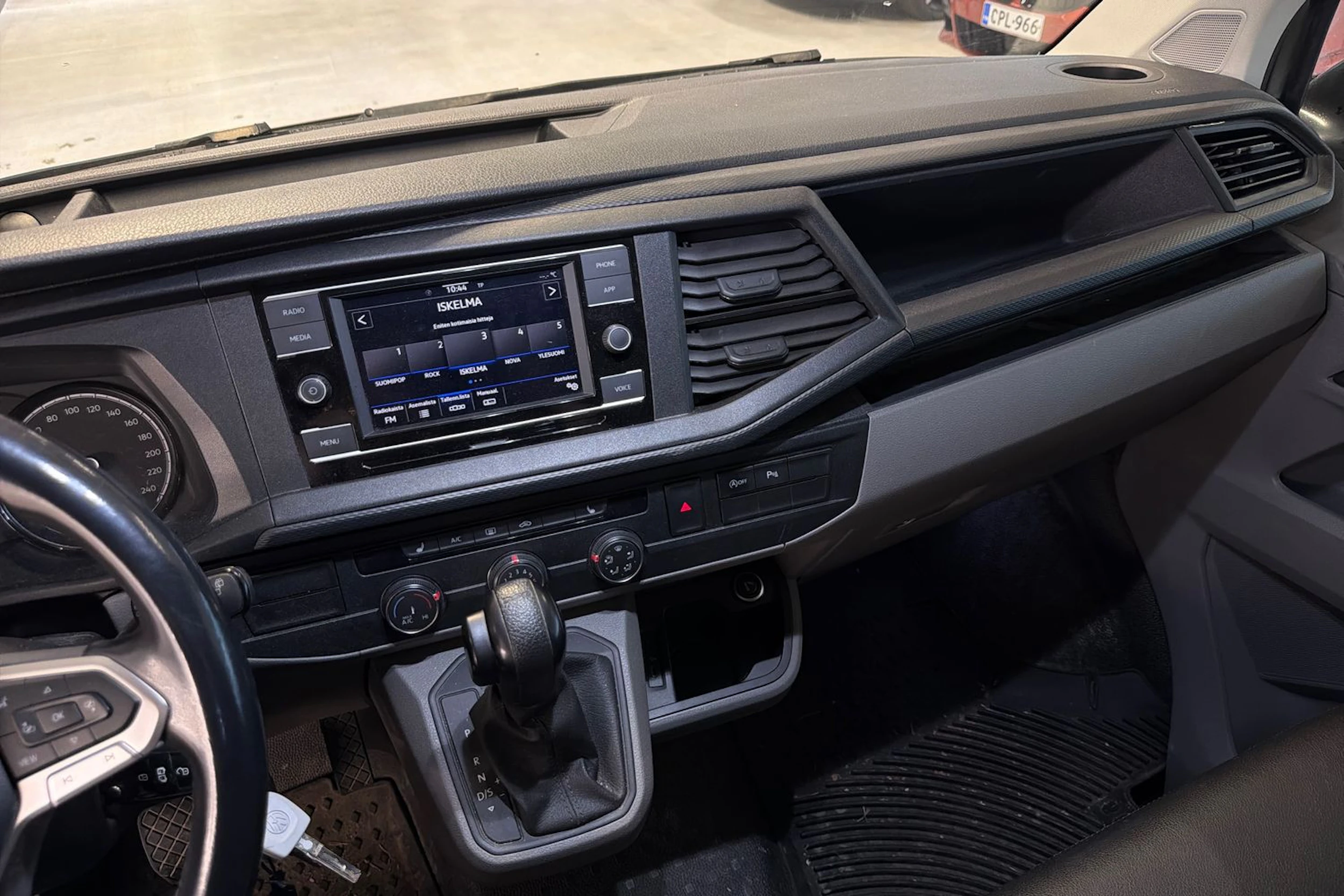 beige Volkswagen Transporter 2020 kuva 5.