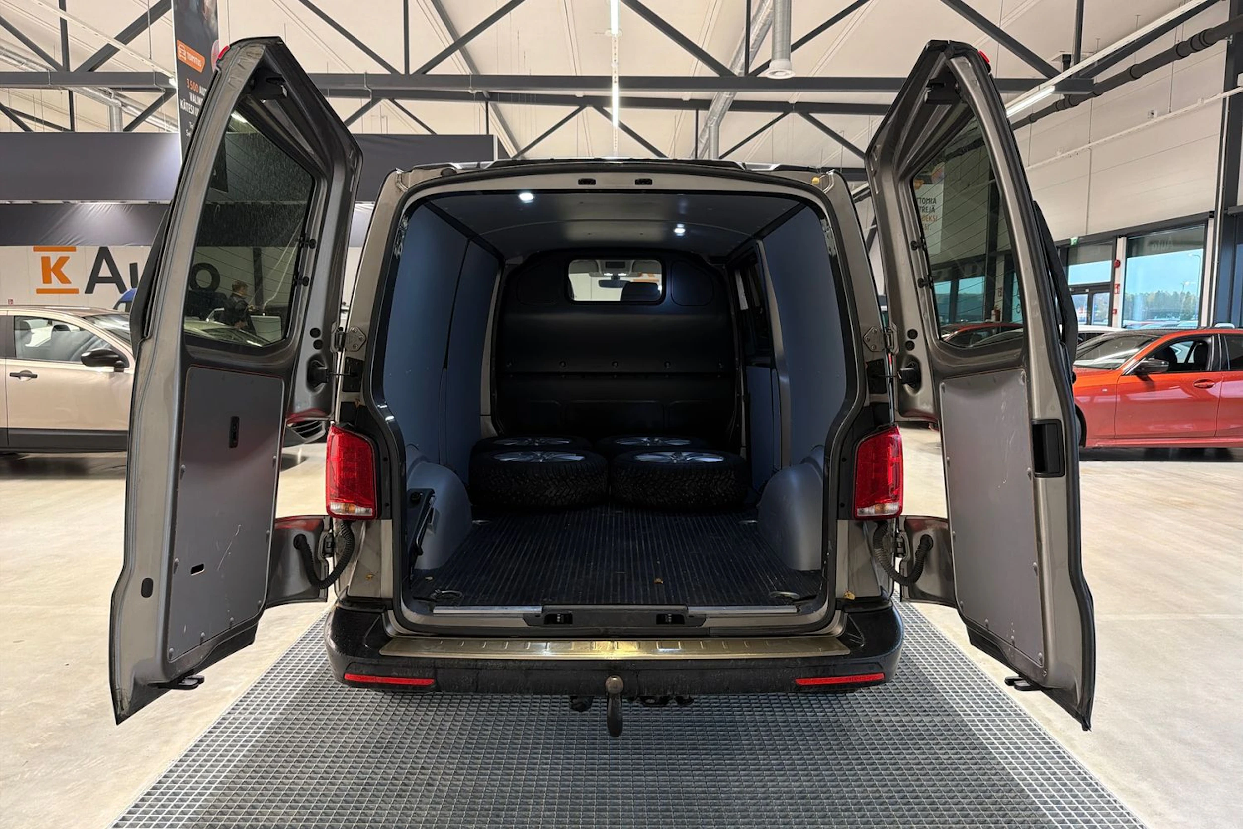 beige Volkswagen Transporter 2020 kuva 7.