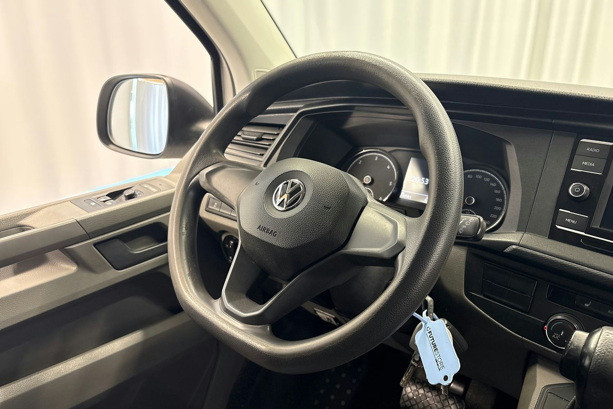 valkoinen Volkswagen Transporter 2020 kuva 13.