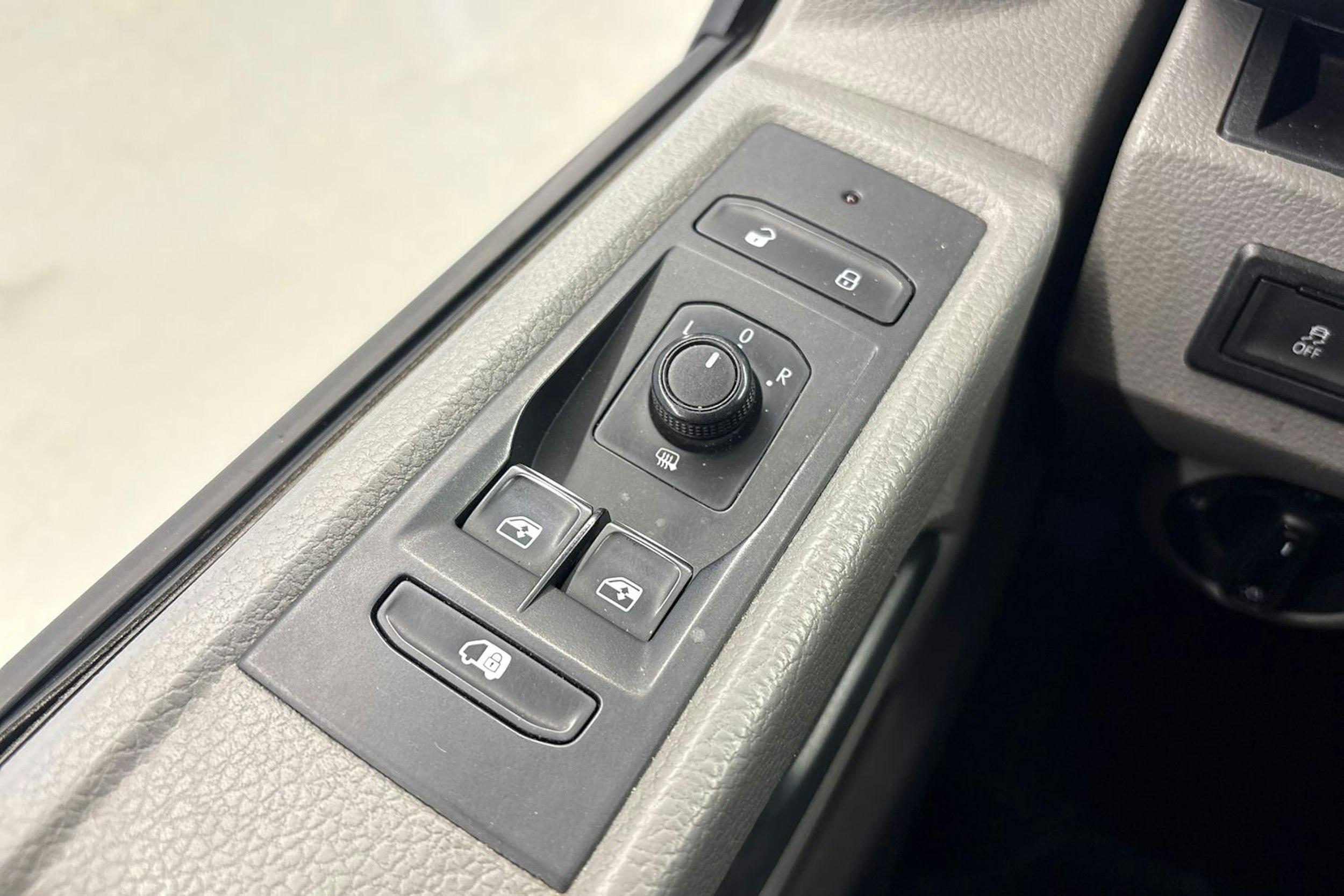 valkoinen Volkswagen Transporter 2020 kuva 16.