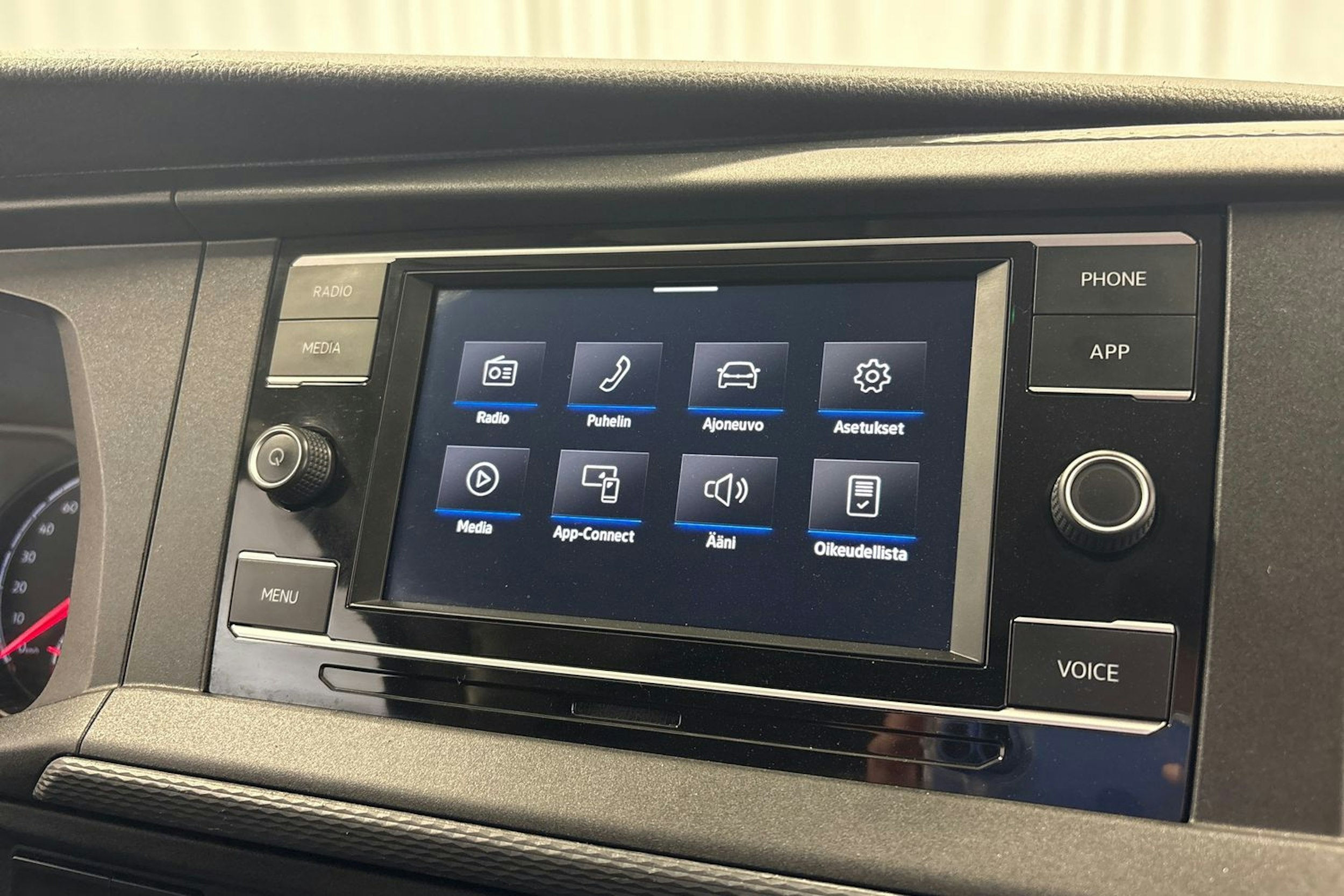valkoinen Volkswagen Transporter 2020 kuva 19.