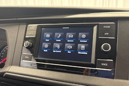 valkoinen Volkswagen Transporter 2020 kuva 19.